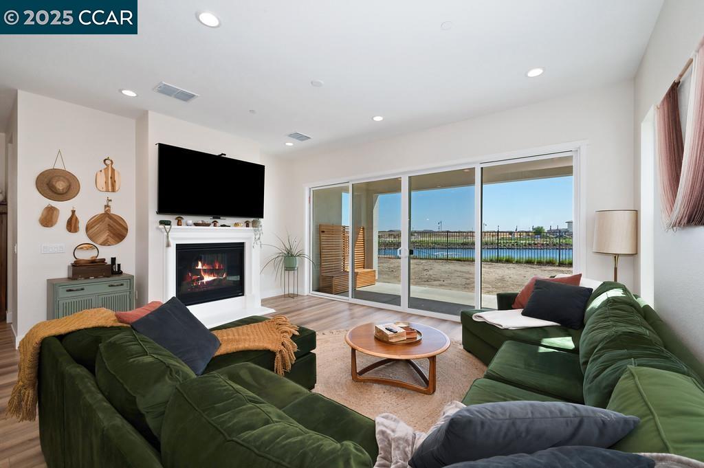 Detail Gallery Image 17 of 54 For 17324 Bushwick Ln, Lathrop,  CA 95330 - 4 Beds | 3 Baths