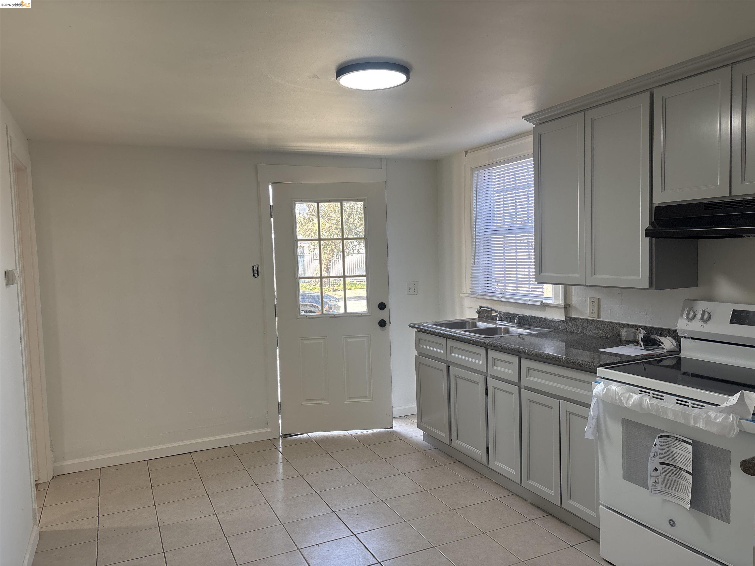 Detail Gallery Image 3 of 6 For 209 J St a,  Antioch,  CA 94509-1129 - 2 Beds | 1 Baths