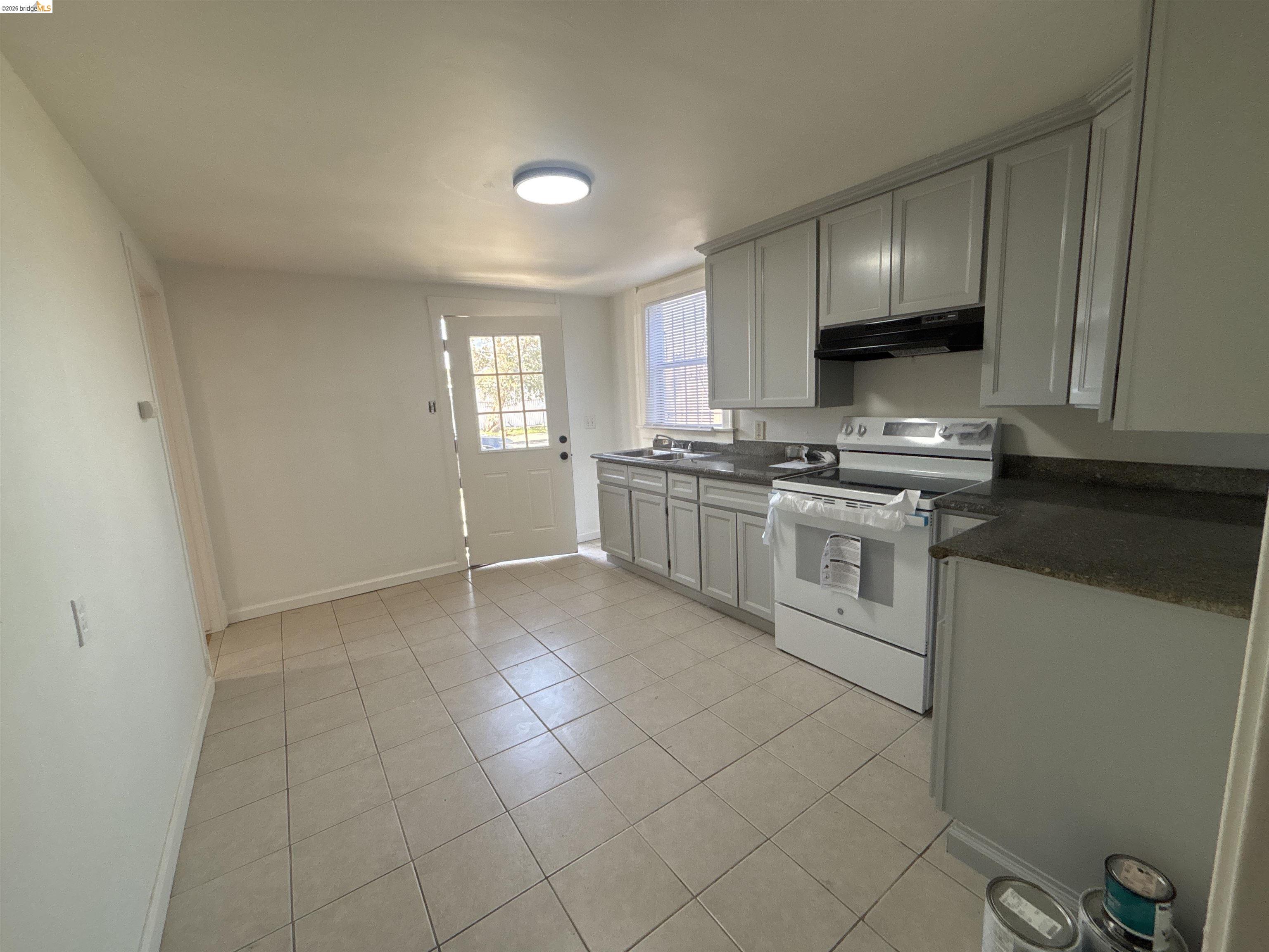 Detail Gallery Image 5 of 6 For 209 J St a,  Antioch,  CA 94509-1129 - 2 Beds | 1 Baths