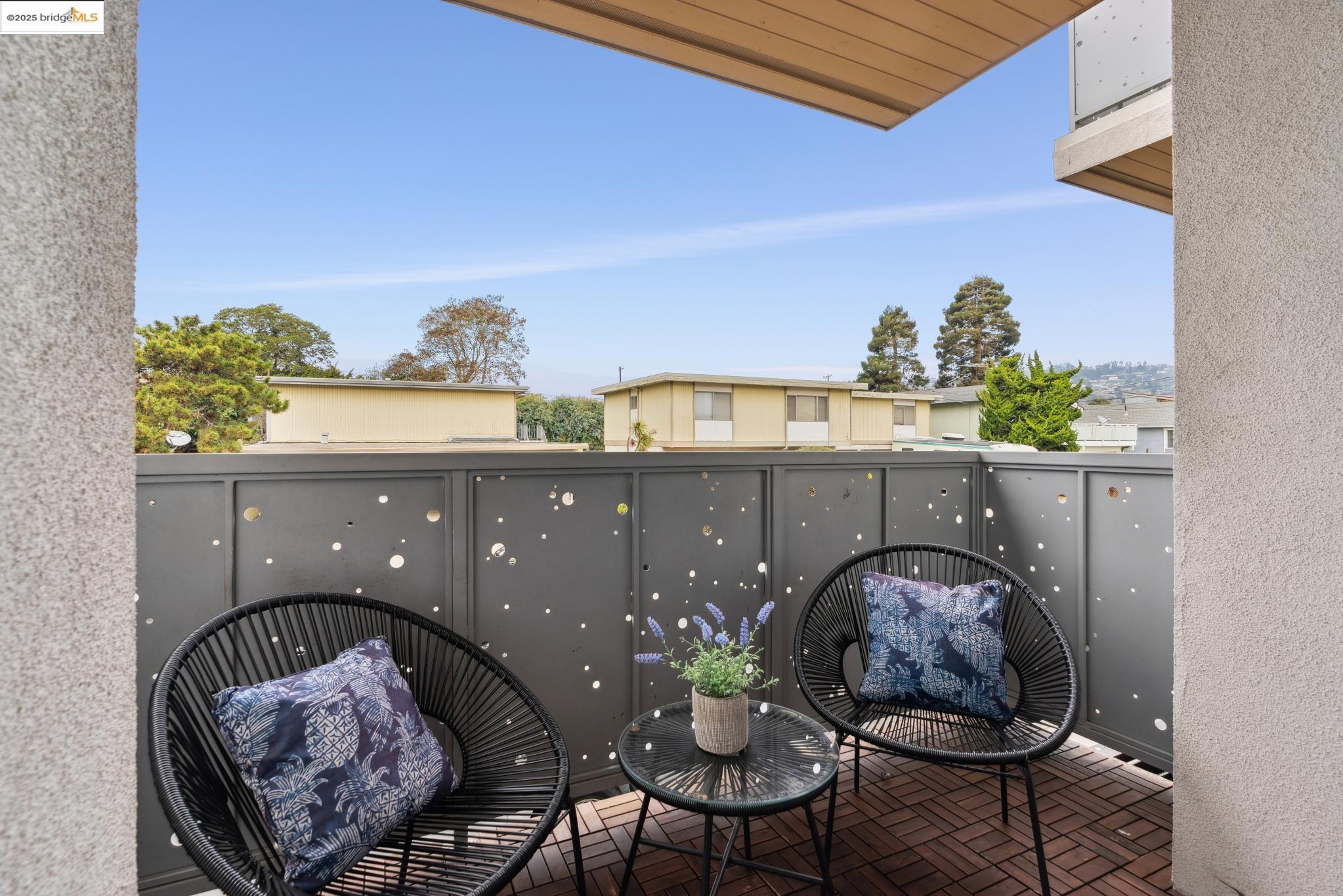 Detail Gallery Image 5 of 43 For 5814 El Dorado Ave, El Cerrito,  CA 94530 - 3 Beds | 3 Baths