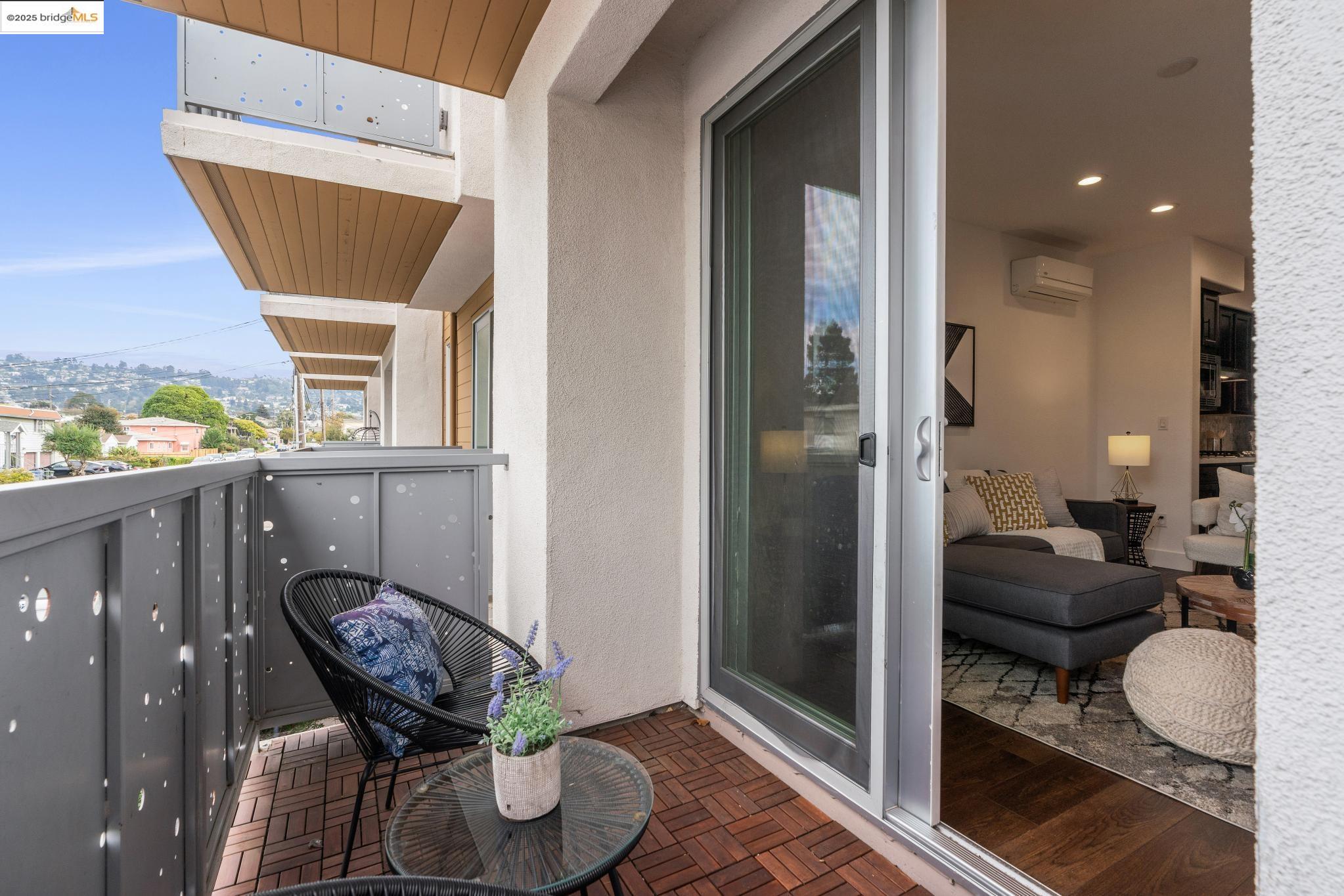 Detail Gallery Image 6 of 43 For 5814 El Dorado Ave, El Cerrito,  CA 94530 - 3 Beds | 3 Baths