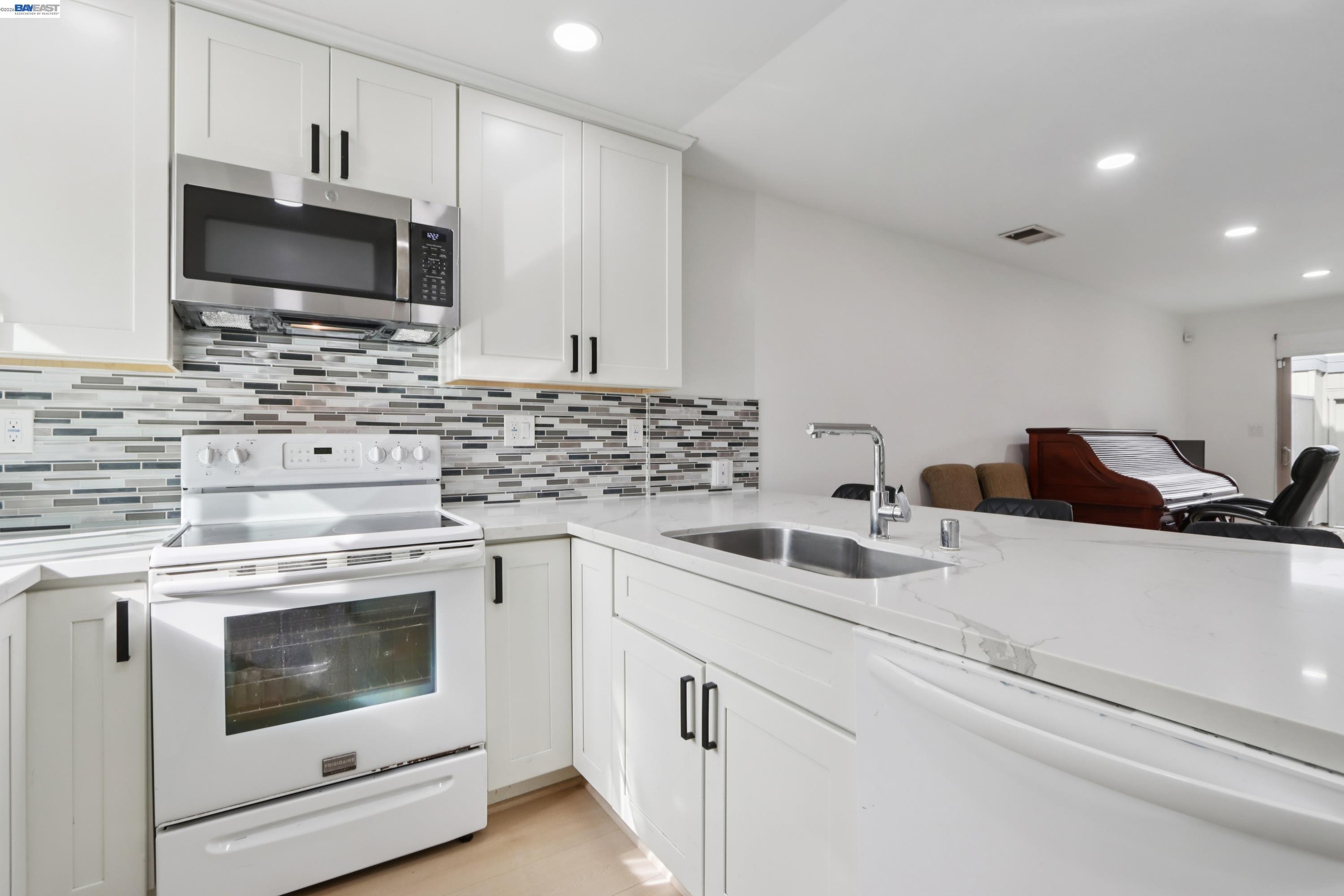 Detail Gallery Image 4 of 16 For 3523 Oleander Ave, Alameda,  CA 94502 - 2 Beds | 1/1 Baths