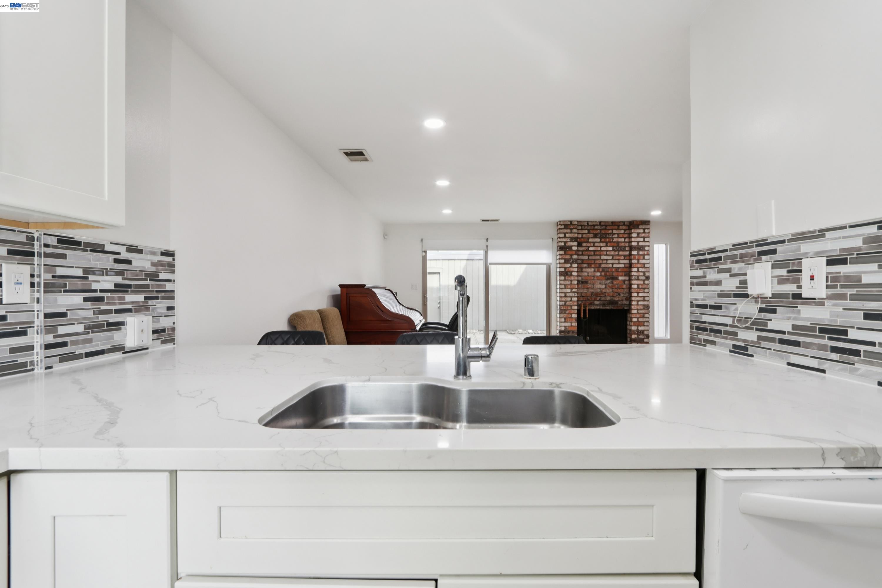 Detail Gallery Image 5 of 16 For 3523 Oleander Ave, Alameda,  CA 94502 - 2 Beds | 1/1 Baths