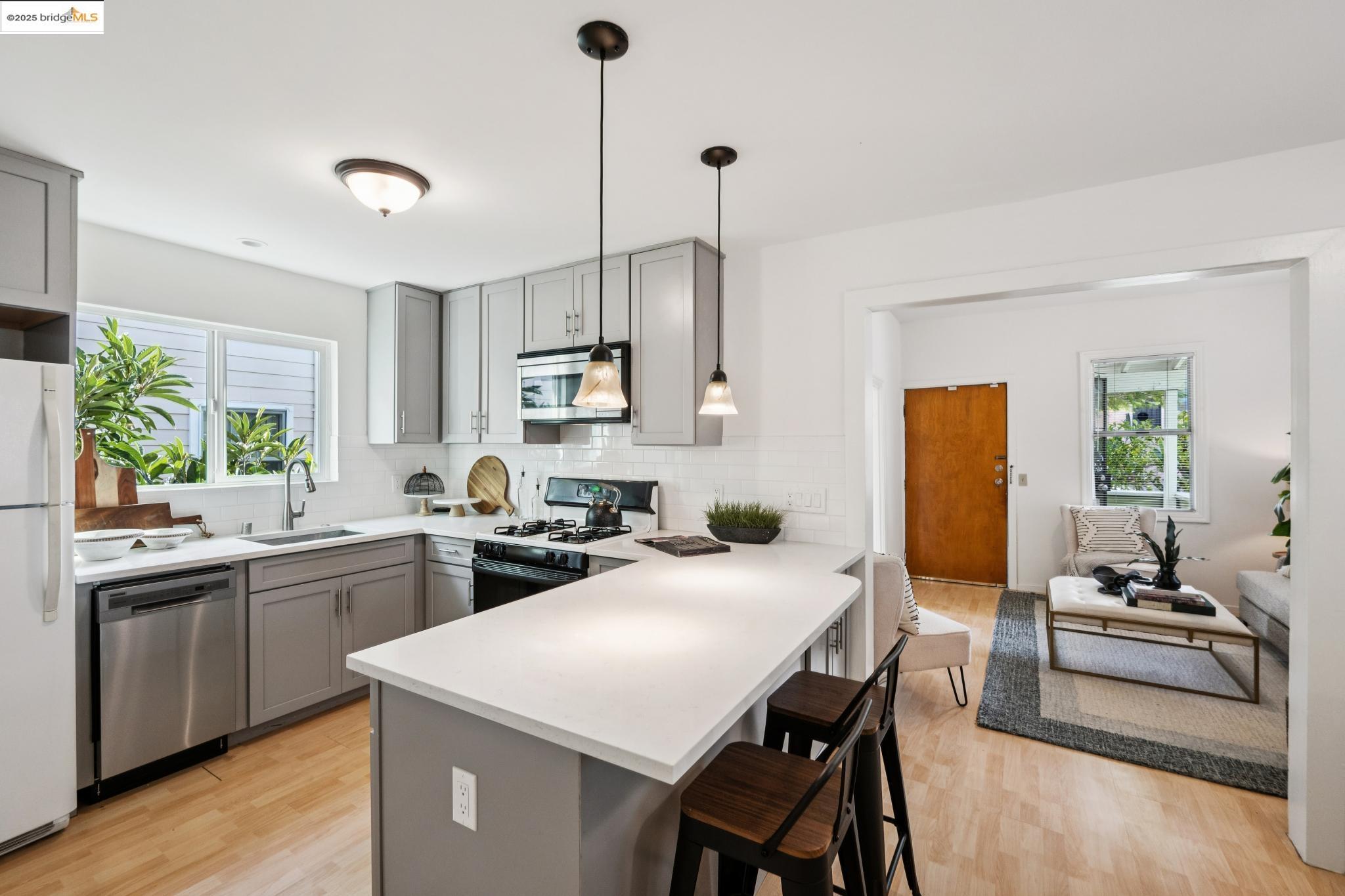 Detail Gallery Image 14 of 46 For 1420 E 33rd St, Oakland,  CA 94602 - 3 Beds | 1 Baths