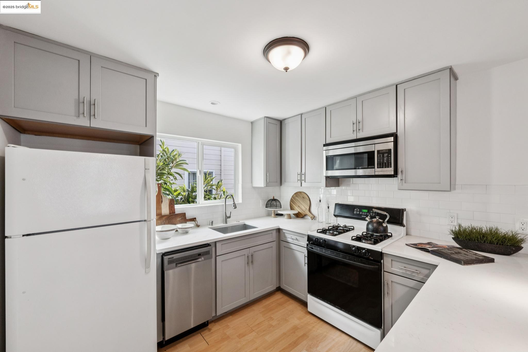 Detail Gallery Image 17 of 46 For 1420 E 33rd St, Oakland,  CA 94602 - 3 Beds | 1 Baths