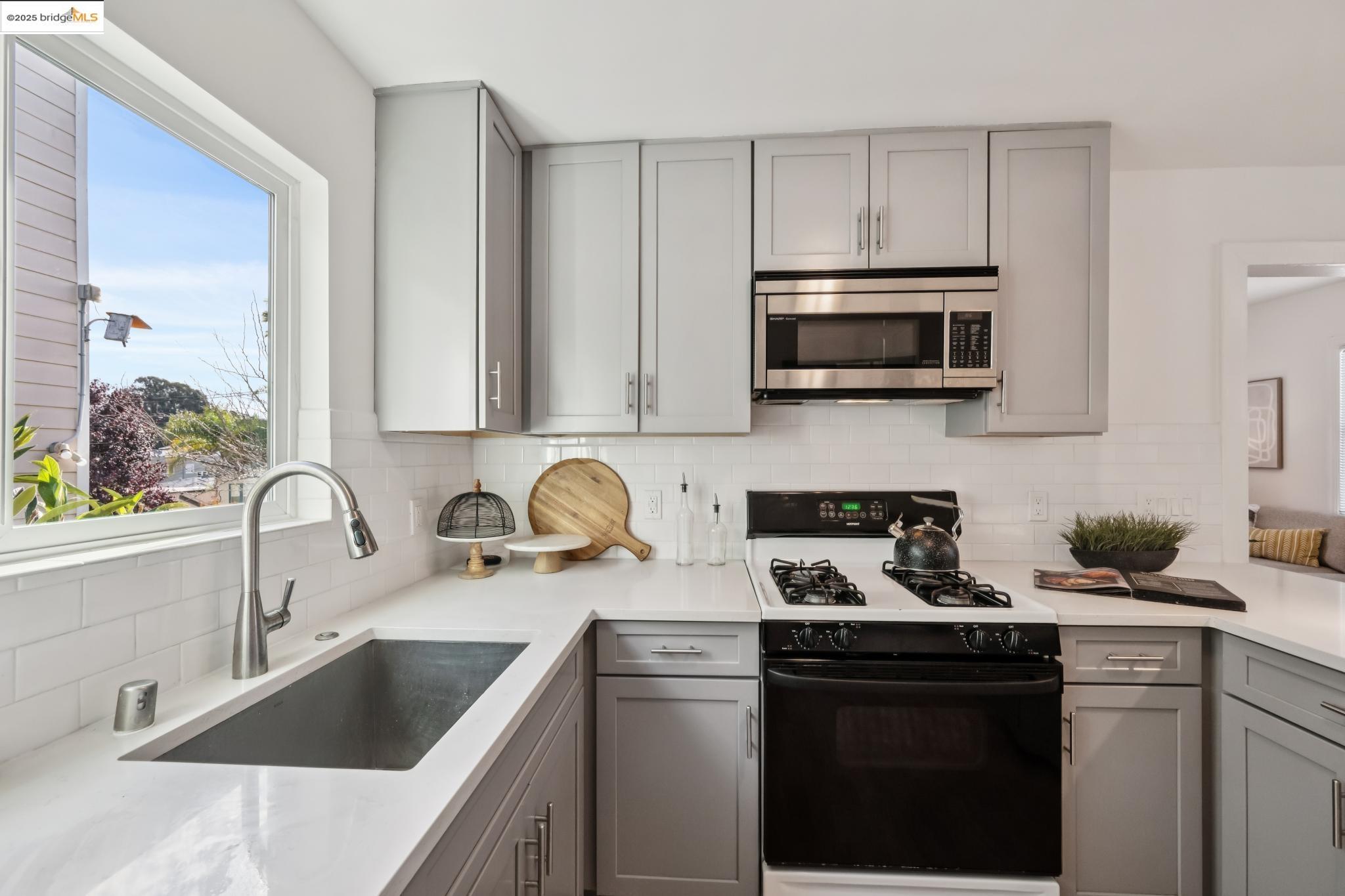 Detail Gallery Image 19 of 46 For 1420 E 33rd St, Oakland,  CA 94602 - 3 Beds | 1 Baths