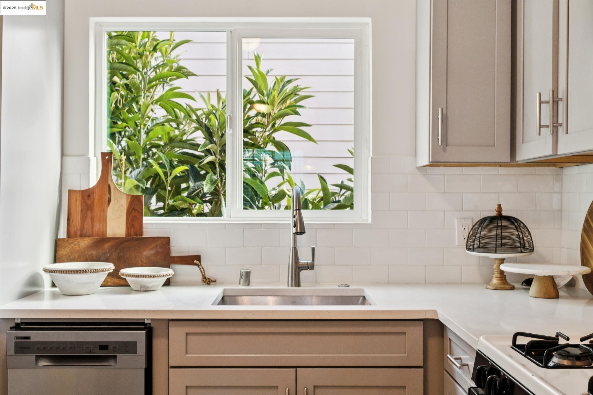 Detail Gallery Image 20 of 46 For 1420 E 33rd St, Oakland,  CA 94602 - 3 Beds | 1 Baths