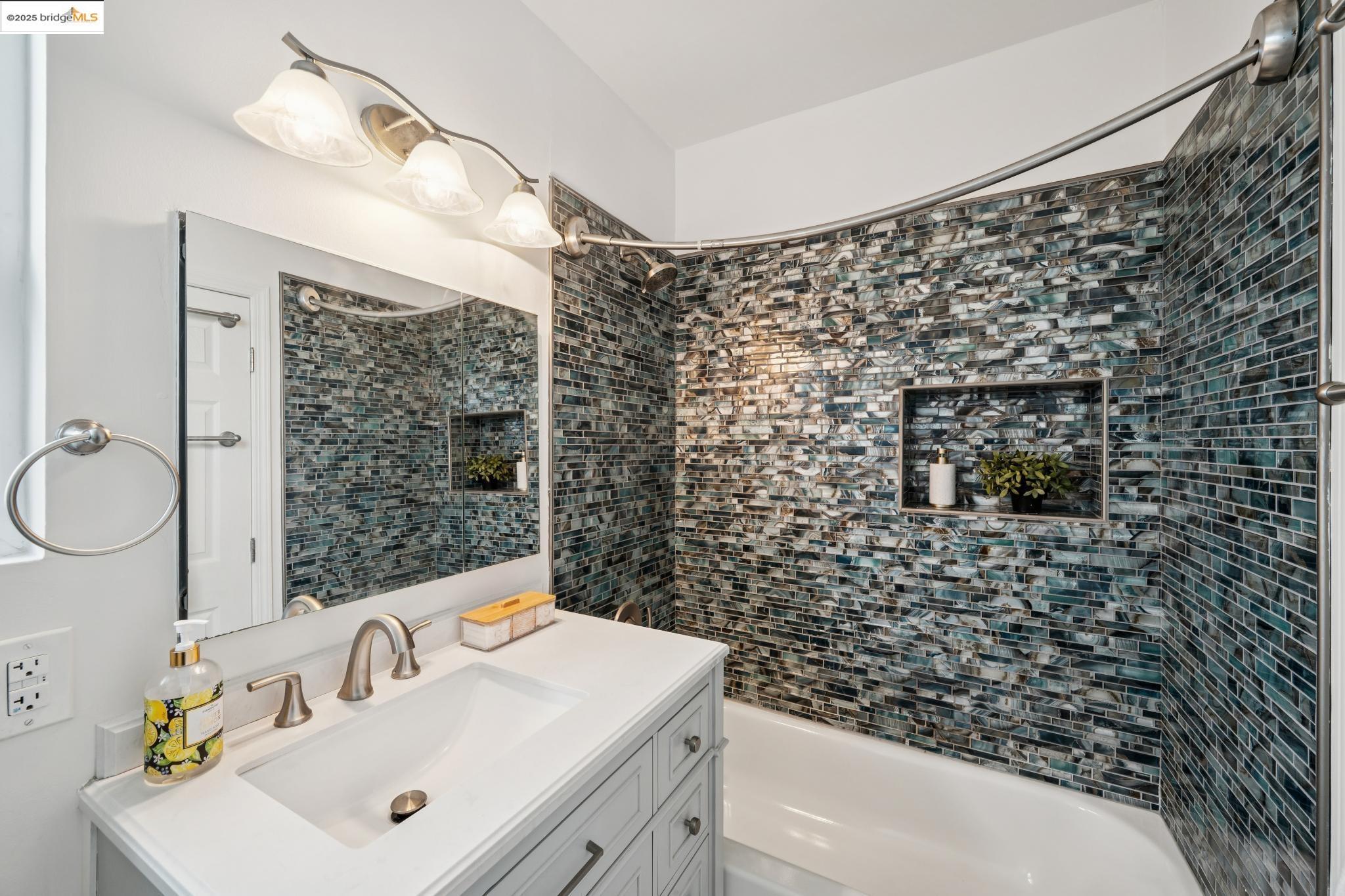 Detail Gallery Image 27 of 46 For 1420 E 33rd St, Oakland,  CA 94602 - 3 Beds | 1 Baths