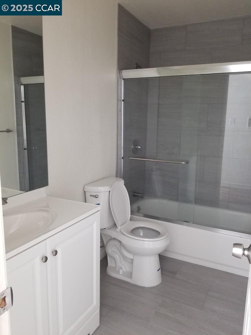 Detail Gallery Image 4 of 7 For 420 Golden Gate, Richmond,  CA 94801 - 2 Beds | 1 Baths