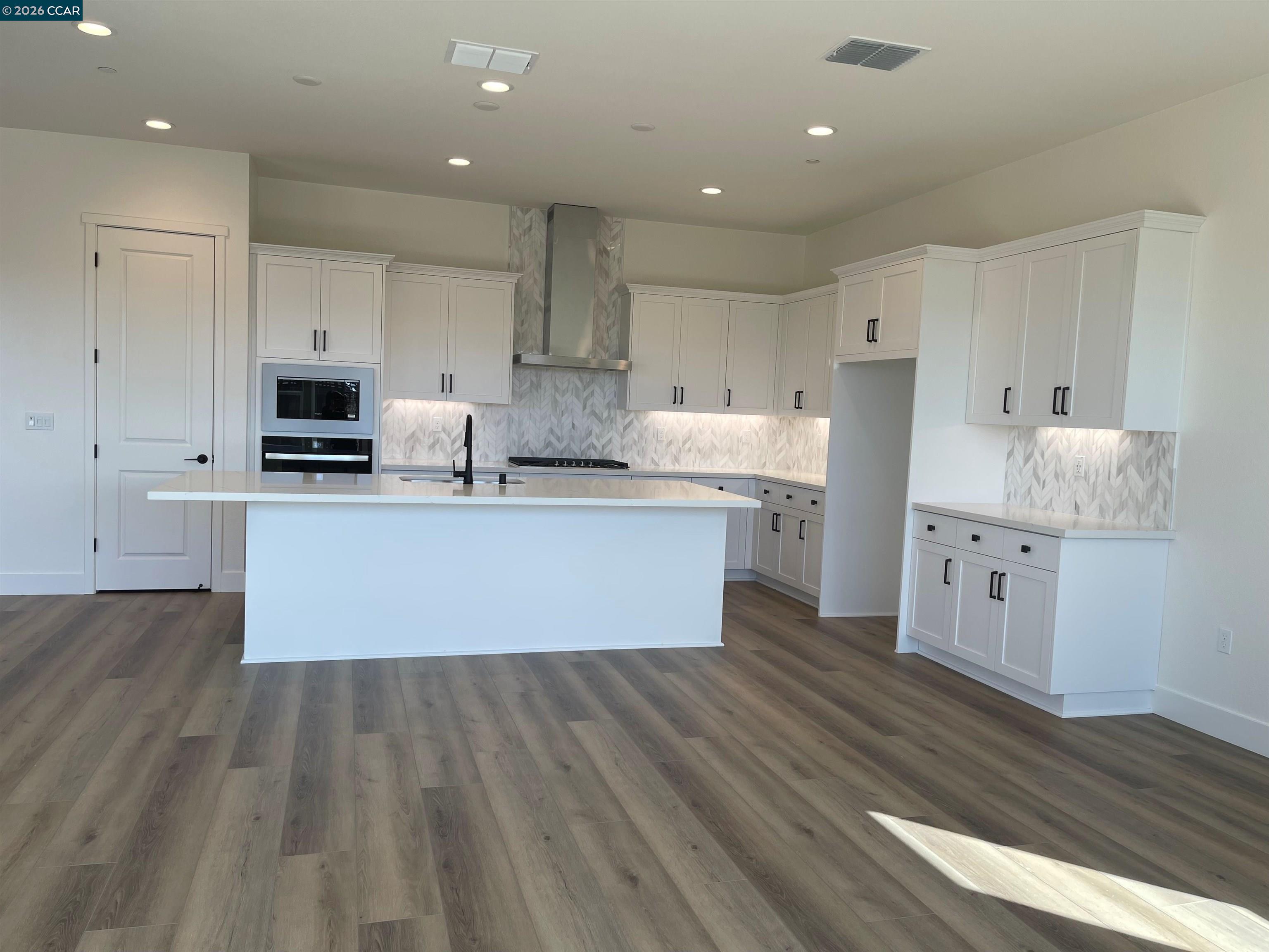 Detail Gallery Image 3 of 10 For 17429 Bushwick Lane, Lathrop,  CA 95330 - 5 Beds | 3/1 Baths