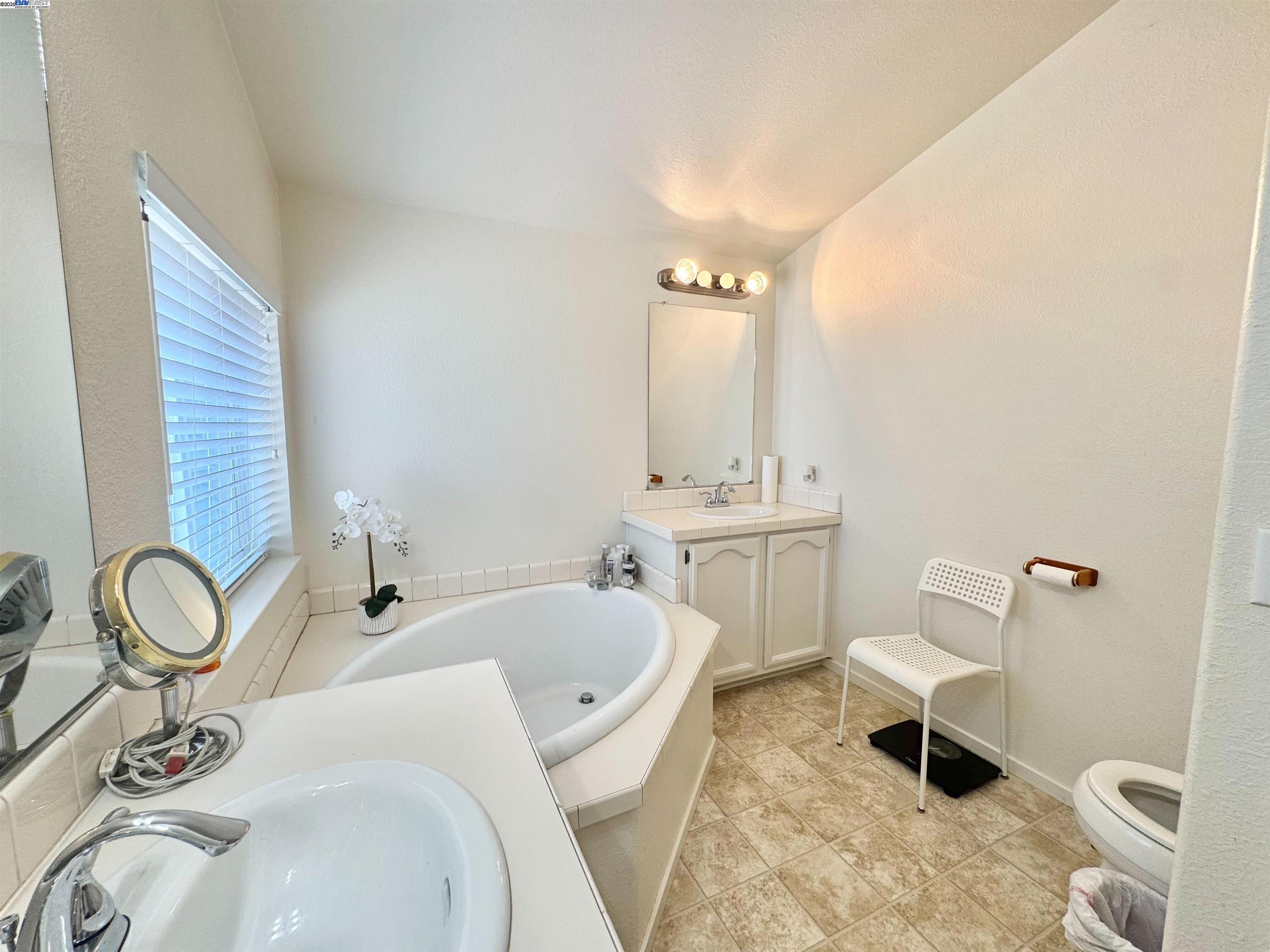 Detail Gallery Image 9 of 11 For 1220 Tasman Dr #39,  Sunnyvale,  CA 94089 - 3 Beds | 2 Baths