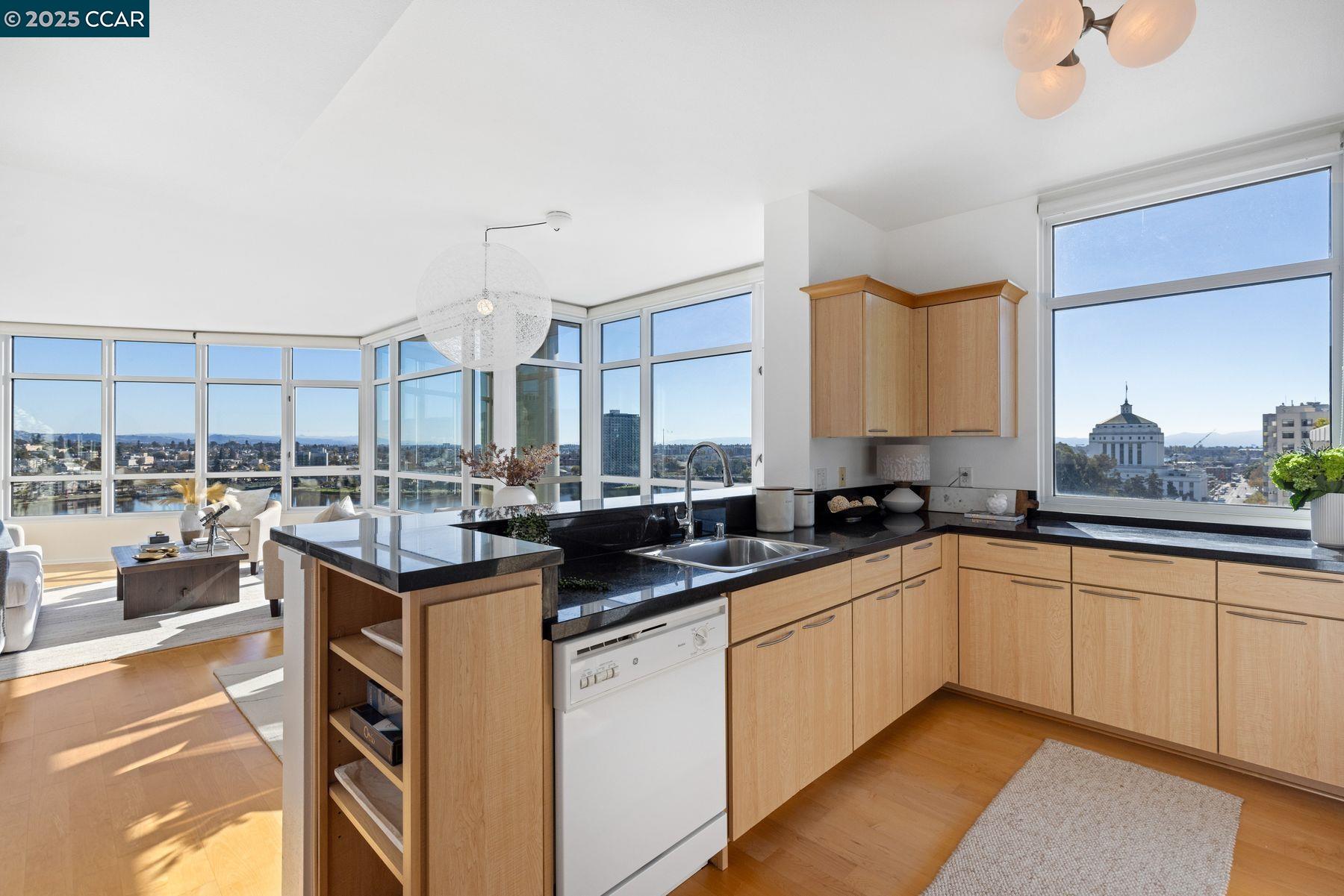 Detail Gallery Image 12 of 35 For 1 Lakeside Dr #1404,  Oakland,  CA 94612 - 2 Beds | 2 Baths