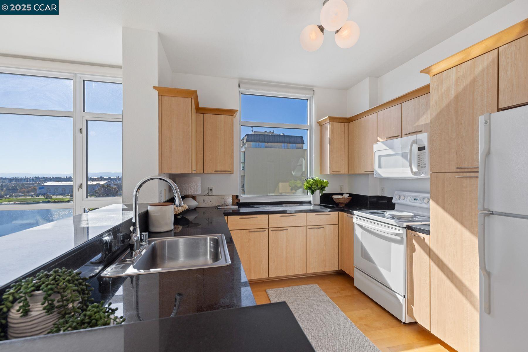 Detail Gallery Image 13 of 35 For 1 Lakeside Dr #1404,  Oakland,  CA 94612 - 2 Beds | 2 Baths