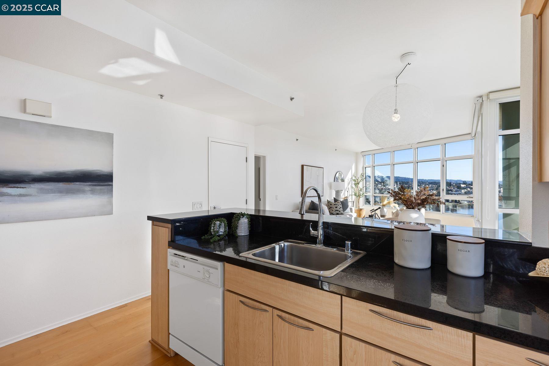 Detail Gallery Image 15 of 35 For 1 Lakeside Dr #1404,  Oakland,  CA 94612 - 2 Beds | 2 Baths