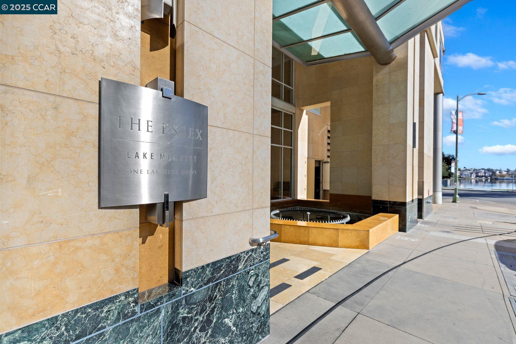 Detail Gallery Image 3 of 35 For 1 Lakeside Dr #1404,  Oakland,  CA 94612 - 2 Beds | 2 Baths