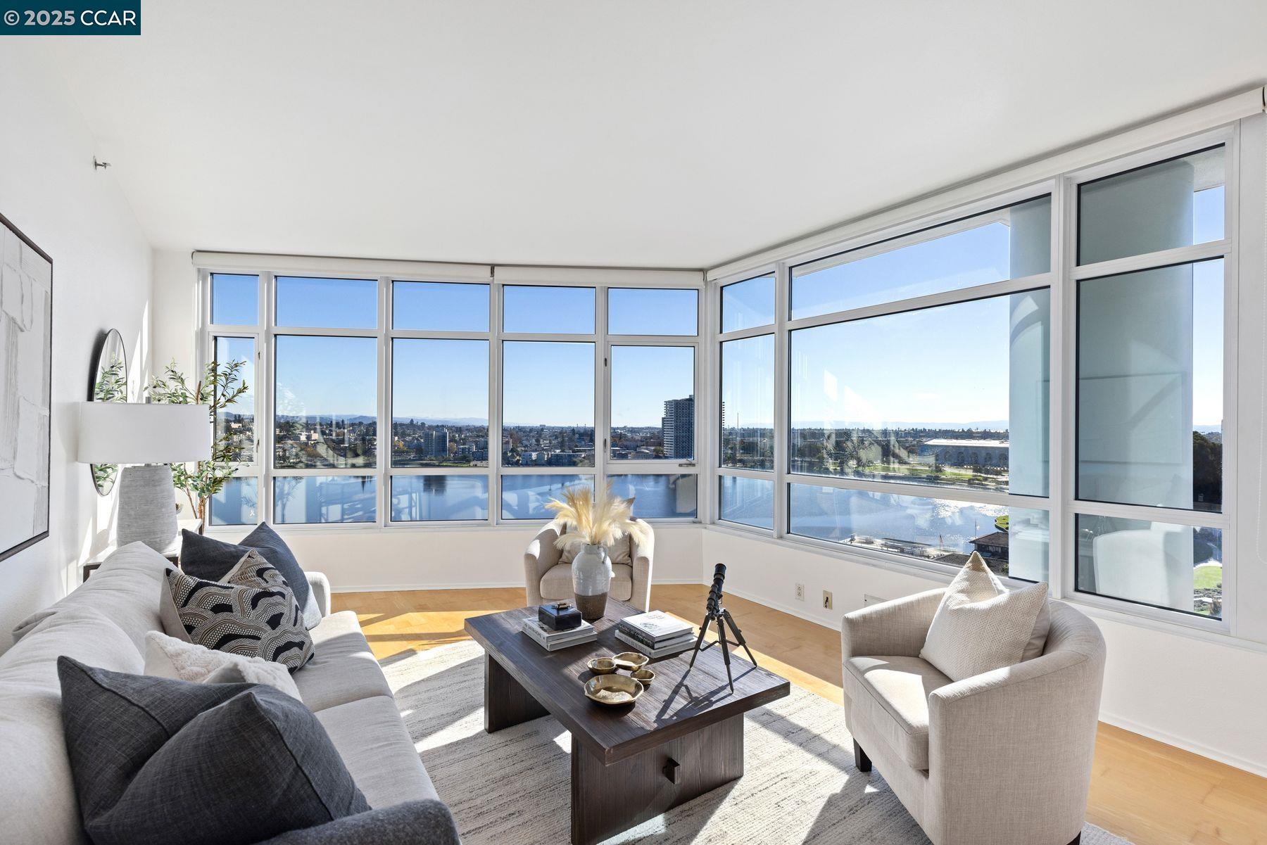 Detail Gallery Image 6 of 35 For 1 Lakeside Dr #1404,  Oakland,  CA 94612 - 2 Beds | 2 Baths