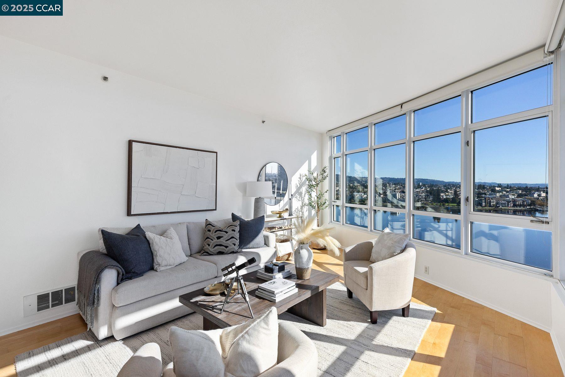 Detail Gallery Image 7 of 35 For 1 Lakeside Dr #1404,  Oakland,  CA 94612 - 2 Beds | 2 Baths