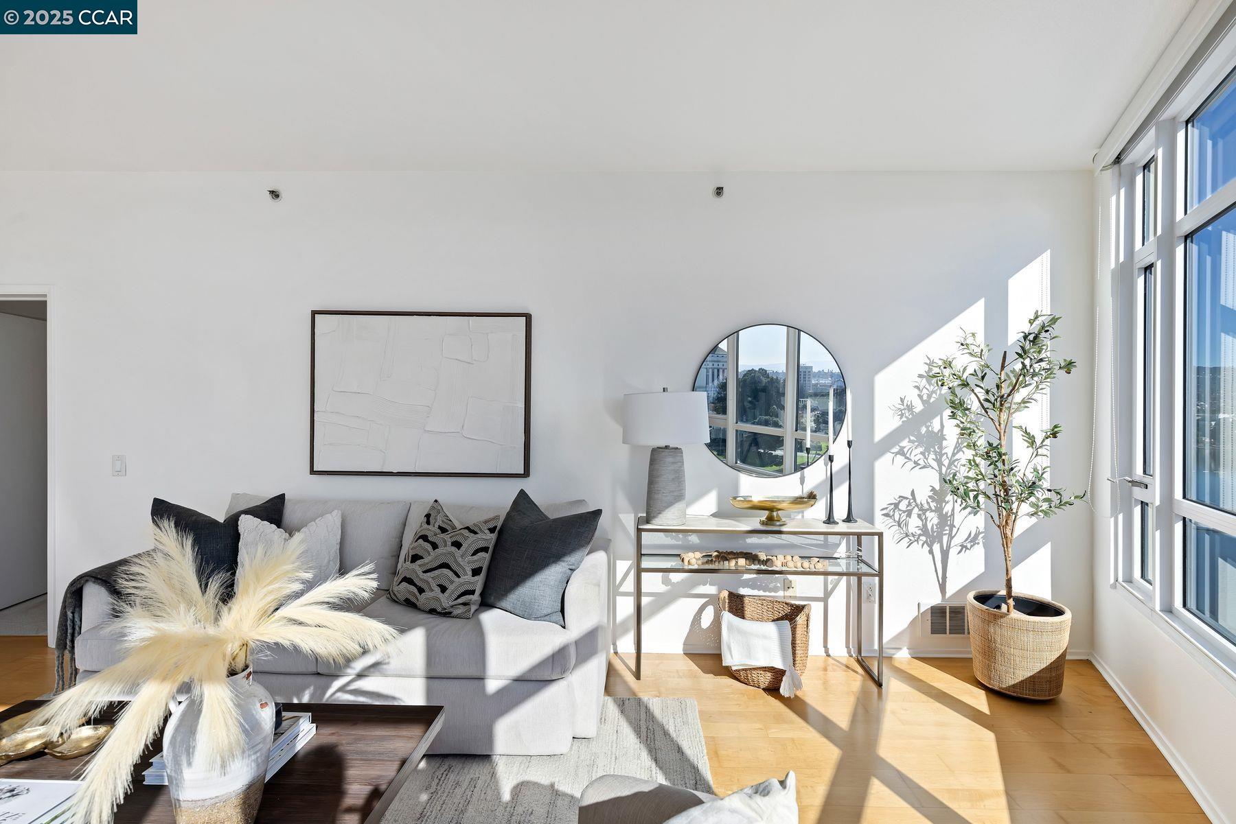 Detail Gallery Image 8 of 35 For 1 Lakeside Dr #1404,  Oakland,  CA 94612 - 2 Beds | 2 Baths