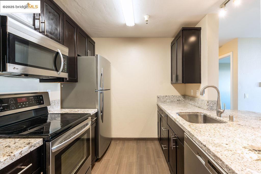 Detail Gallery Image 4 of 41 For 6400 Christie Ave #3213,  Emeryville,  CA 94608 - 2 Beds | 2 Baths