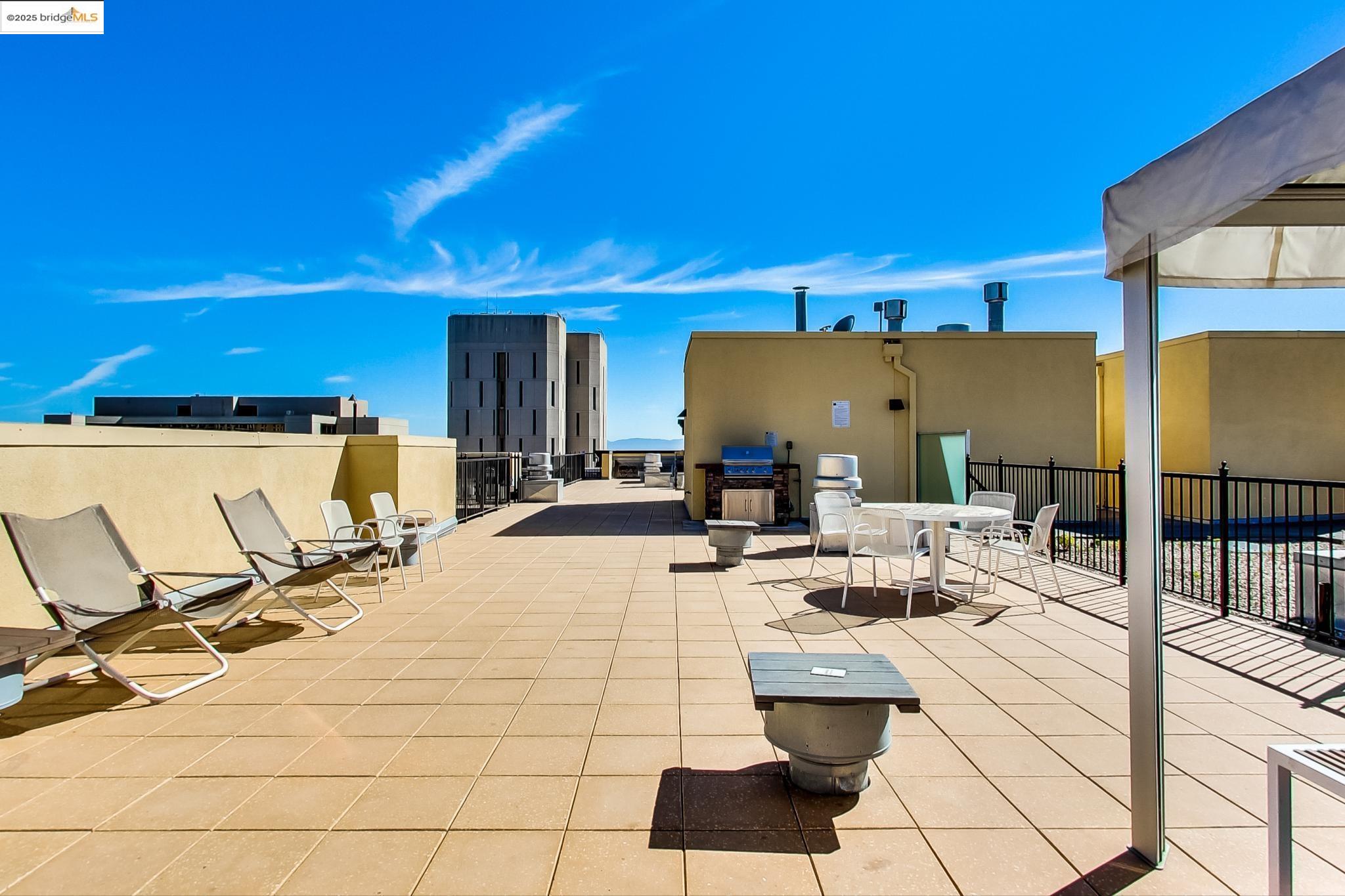 Detail Gallery Image 16 of 20 For 899 Clay St, Oakland,  CA 94607 - – Beds | – Baths