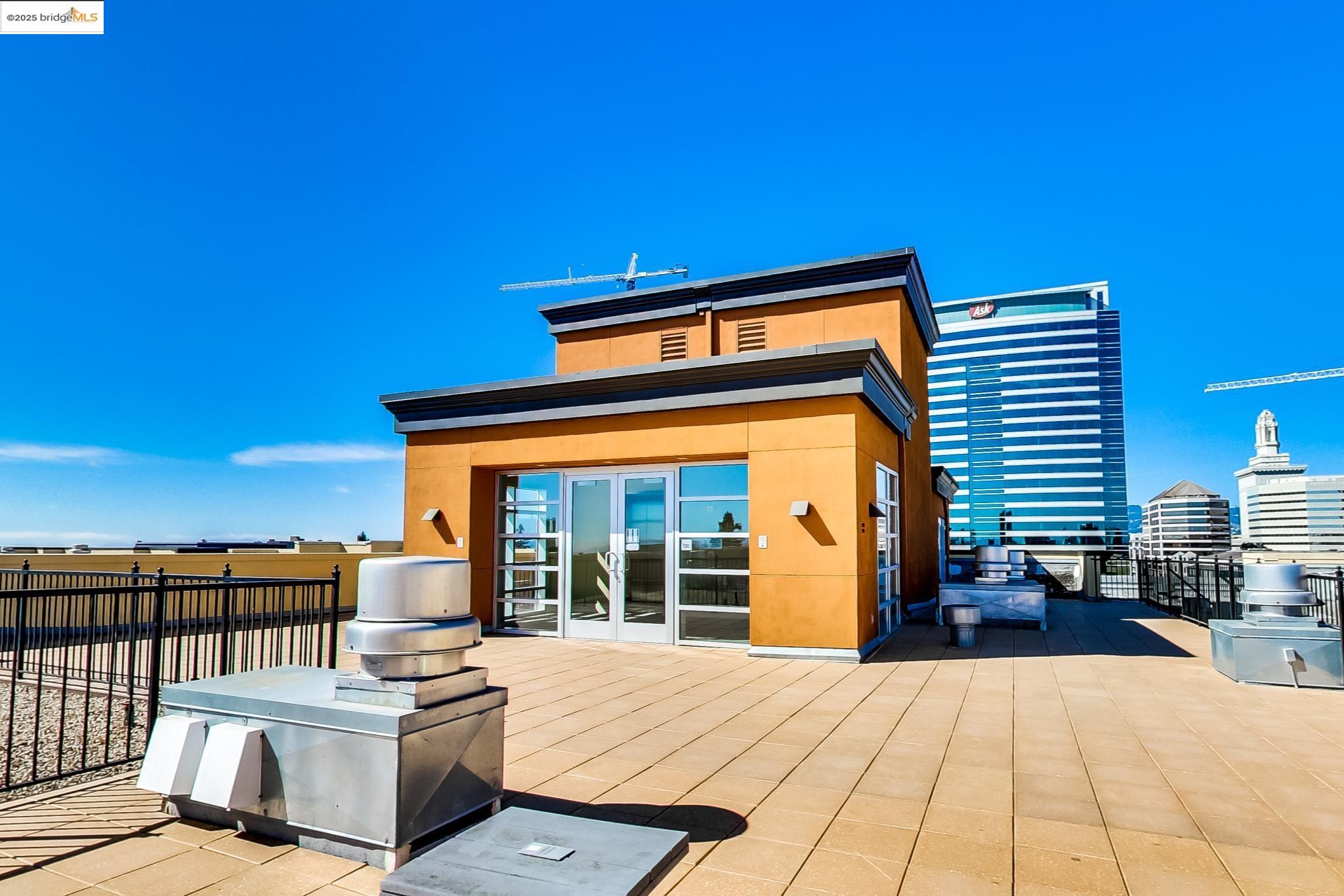 Detail Gallery Image 18 of 21 For 899 Clay St, Oakland,  CA 94607 - – Beds | – Baths