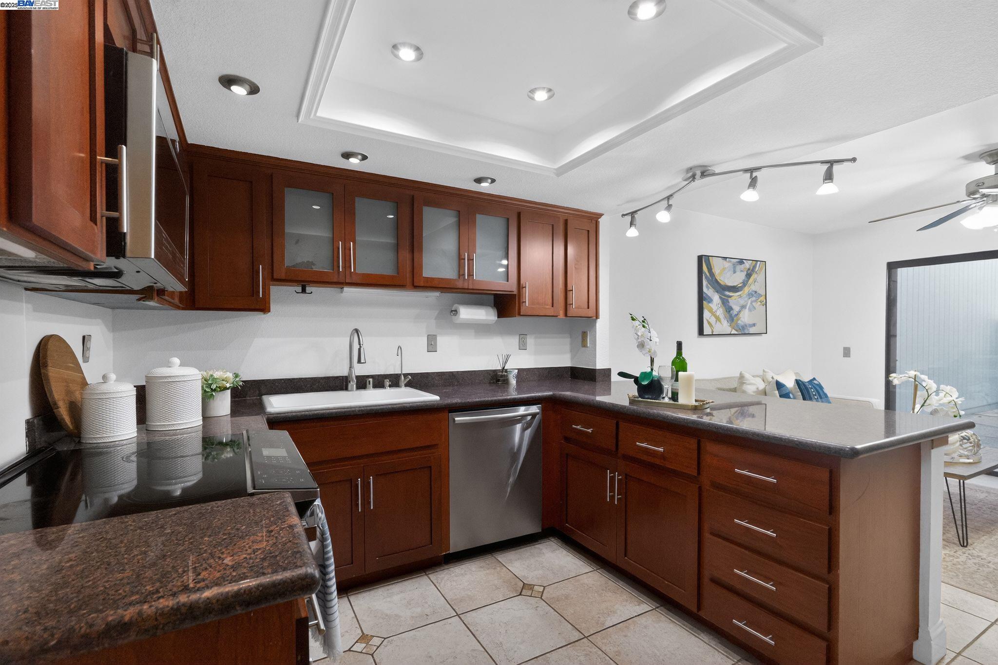 Detail Gallery Image 9 of 45 For 7210 Valley View Ct, Pleasanton,  CA 94588 - 4 Beds | 2/1 Baths