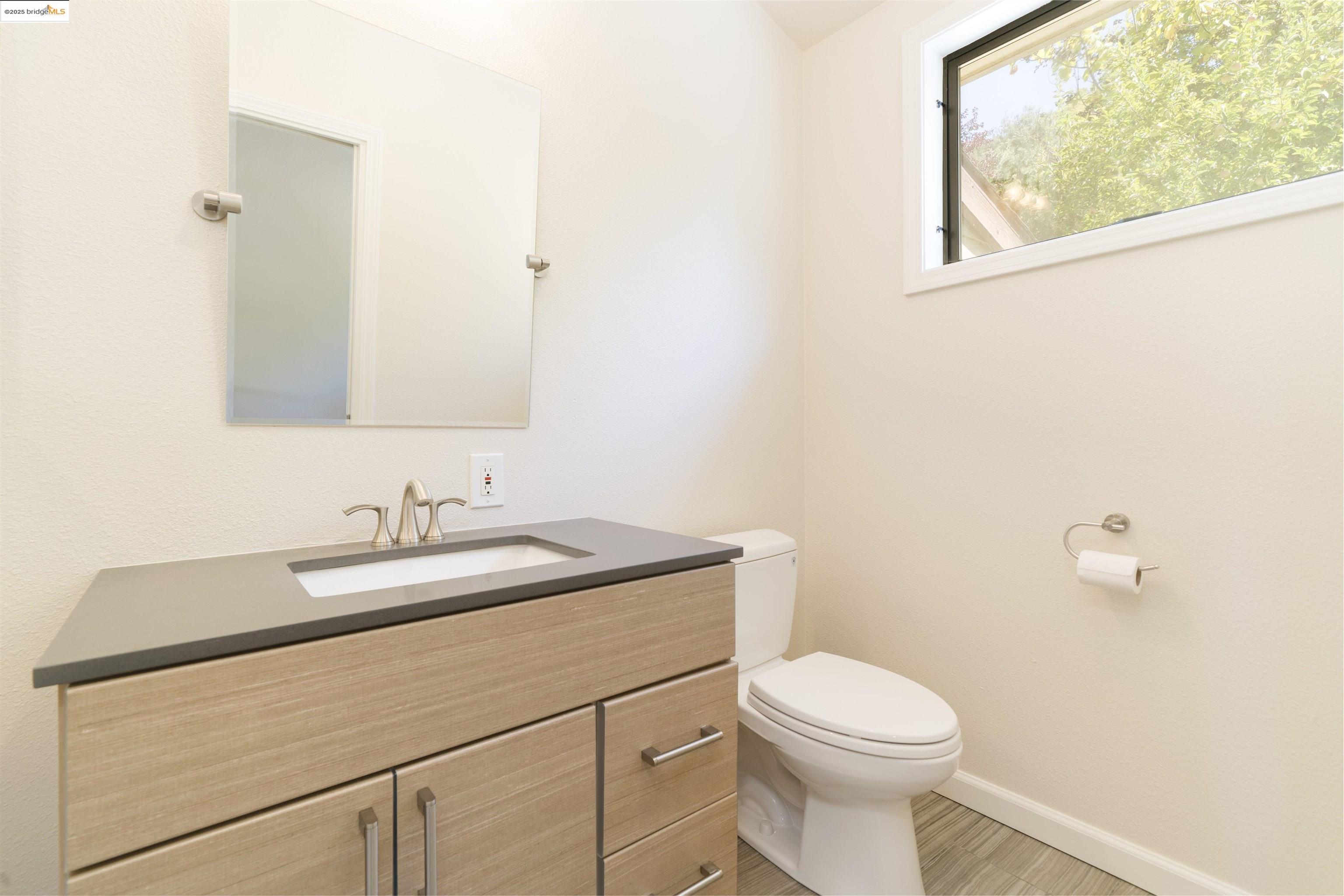 Detail Gallery Image 30 of 33 For 1881 Grand View Drive, Oakland,  CA 94618 - 2 Beds | 2/1 Baths