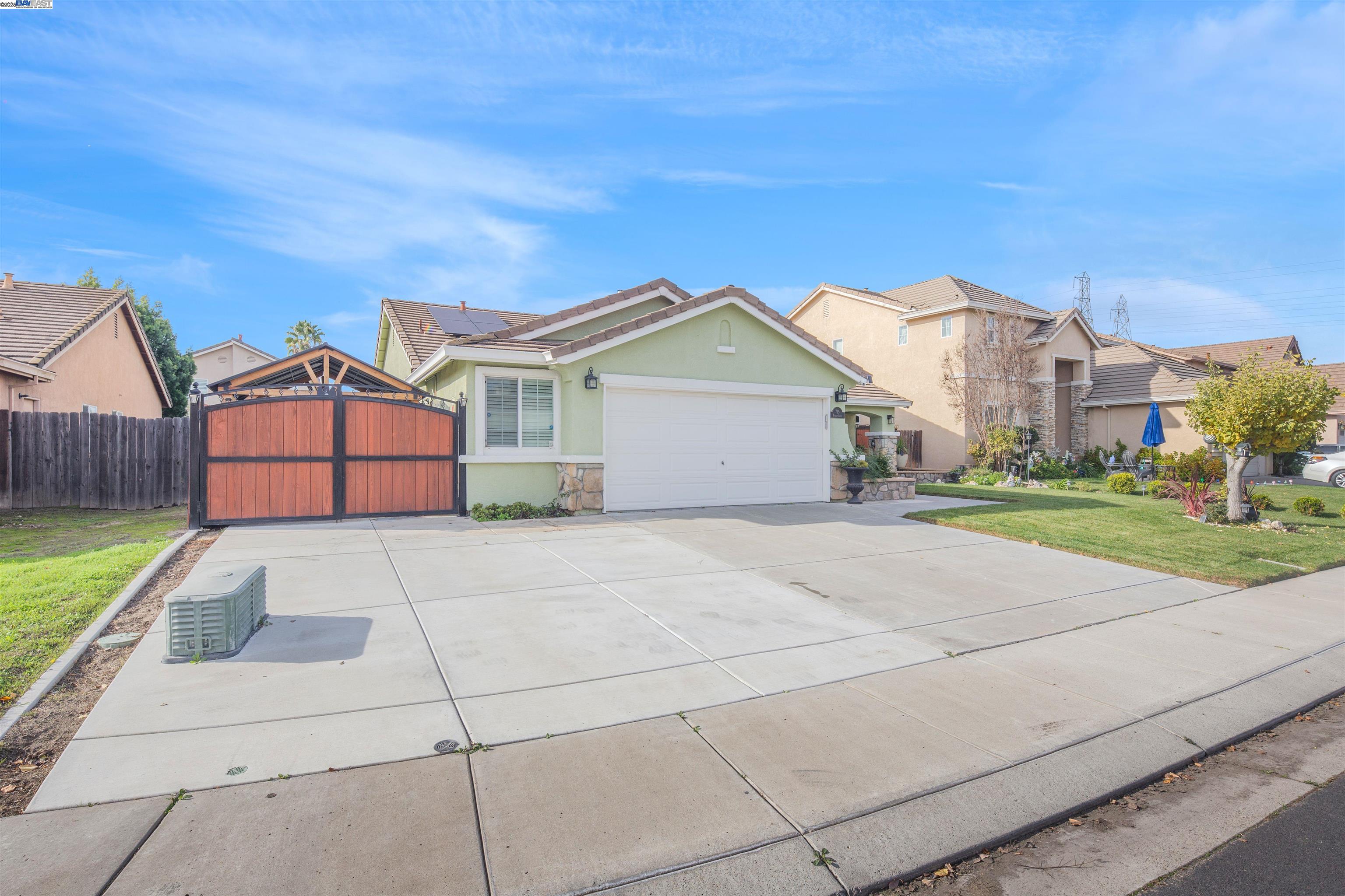 Detail Gallery Image 2 of 34 For 715 Bobcat Ln, Manteca,  CA 95336 - 4 Beds | 2 Baths