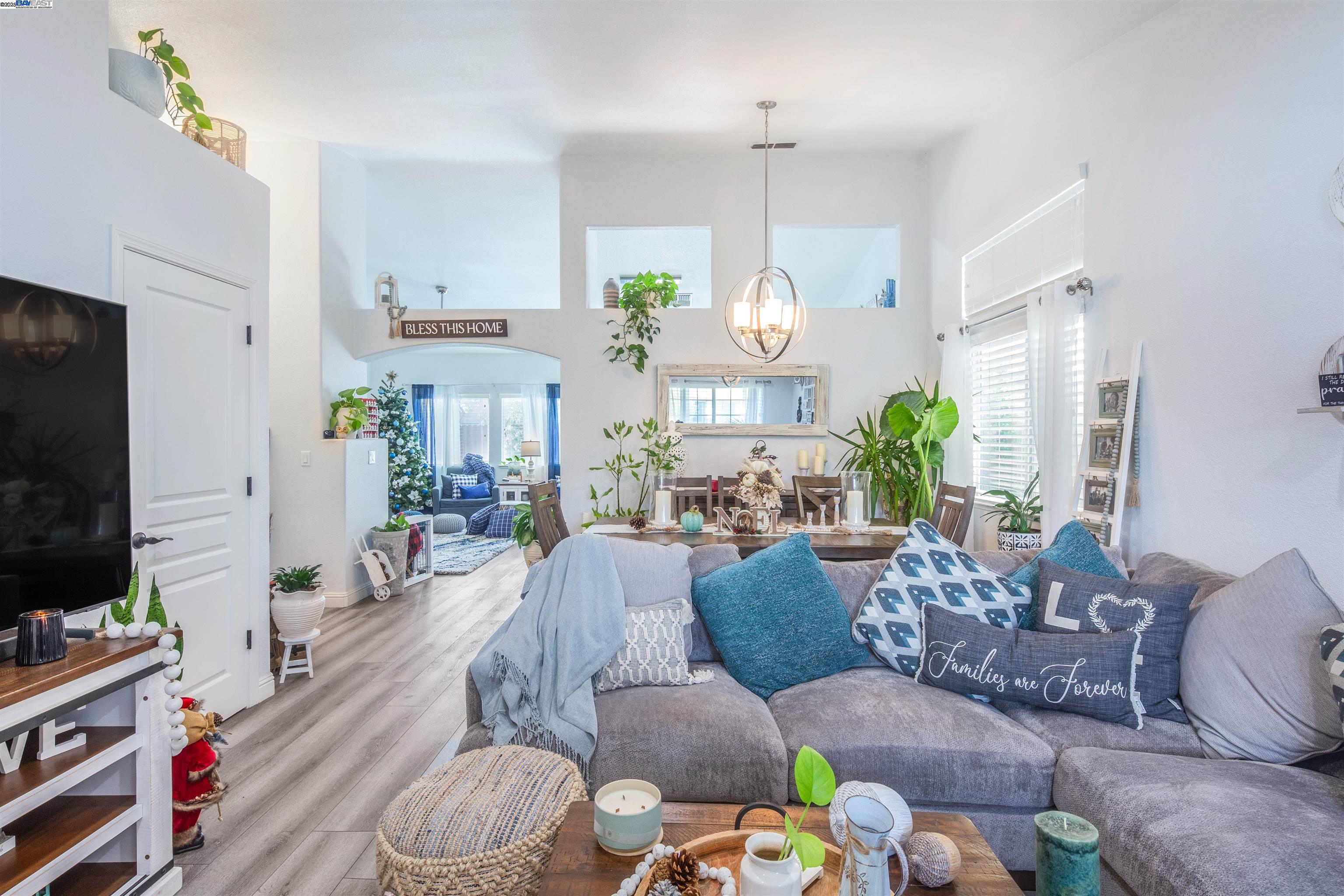 Detail Gallery Image 6 of 34 For 715 Bobcat Ln, Manteca,  CA 95336 - 4 Beds | 2 Baths