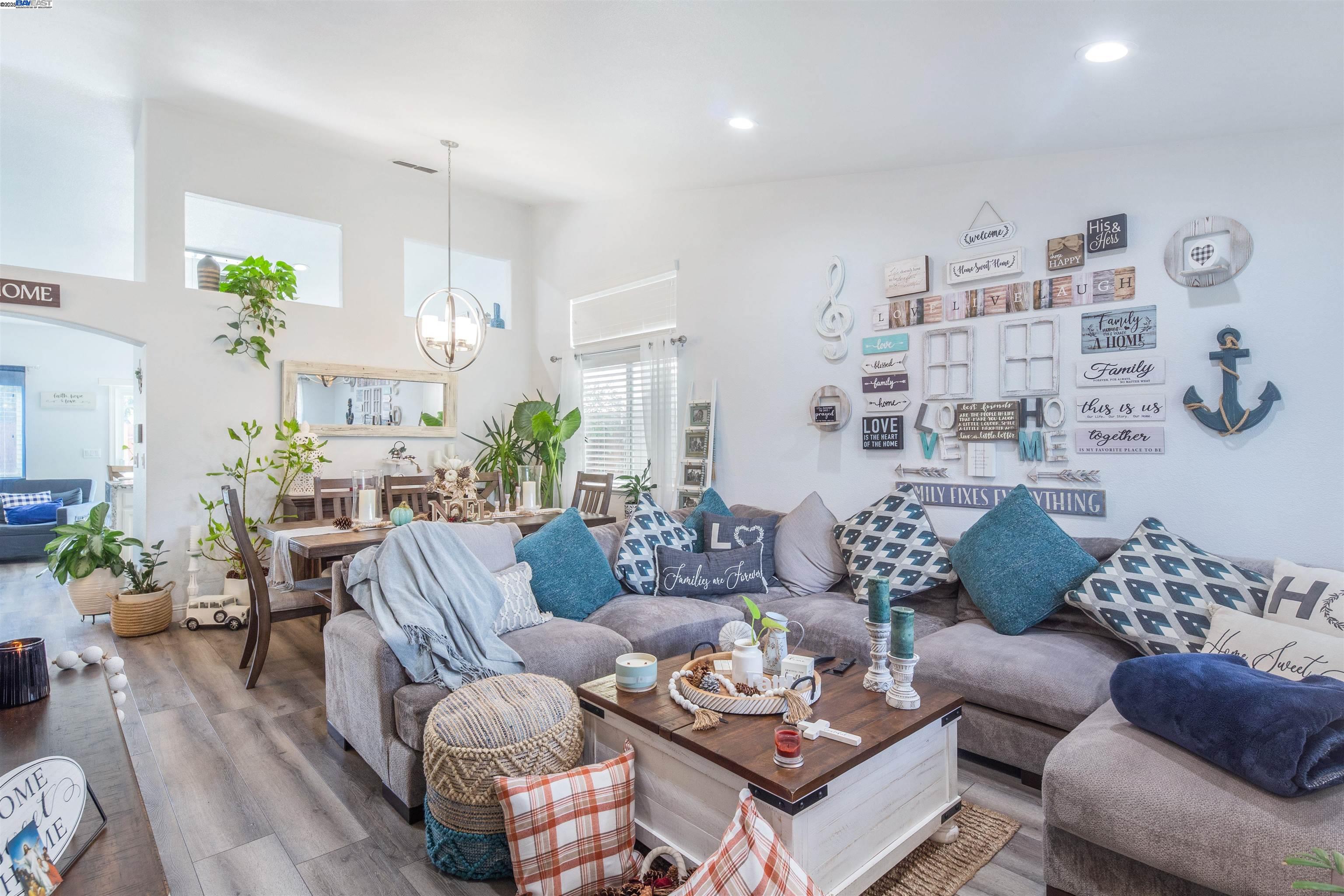 Detail Gallery Image 7 of 34 For 715 Bobcat Ln, Manteca,  CA 95336 - 4 Beds | 2 Baths