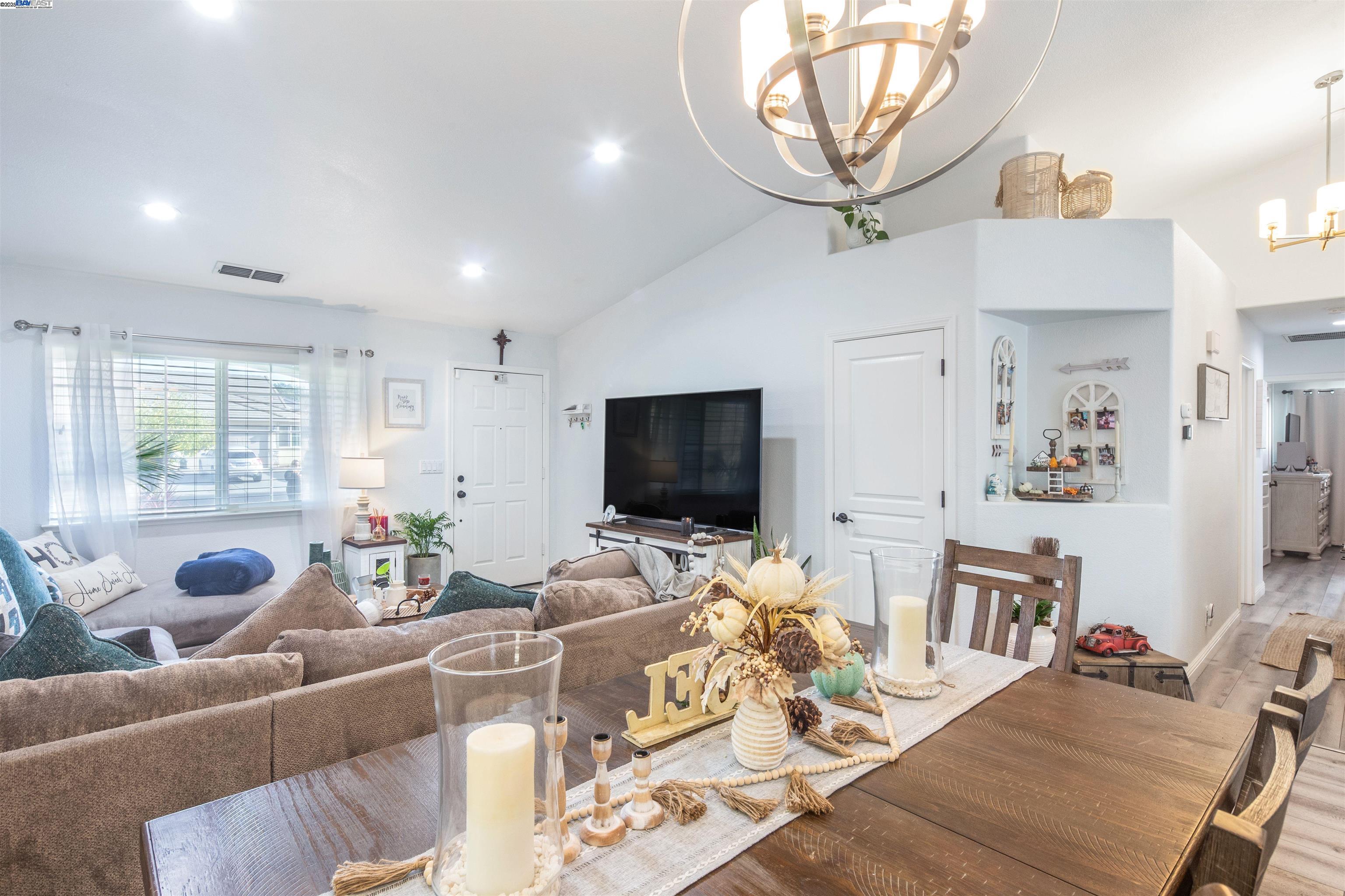 Detail Gallery Image 8 of 34 For 715 Bobcat Ln, Manteca,  CA 95336 - 4 Beds | 2 Baths