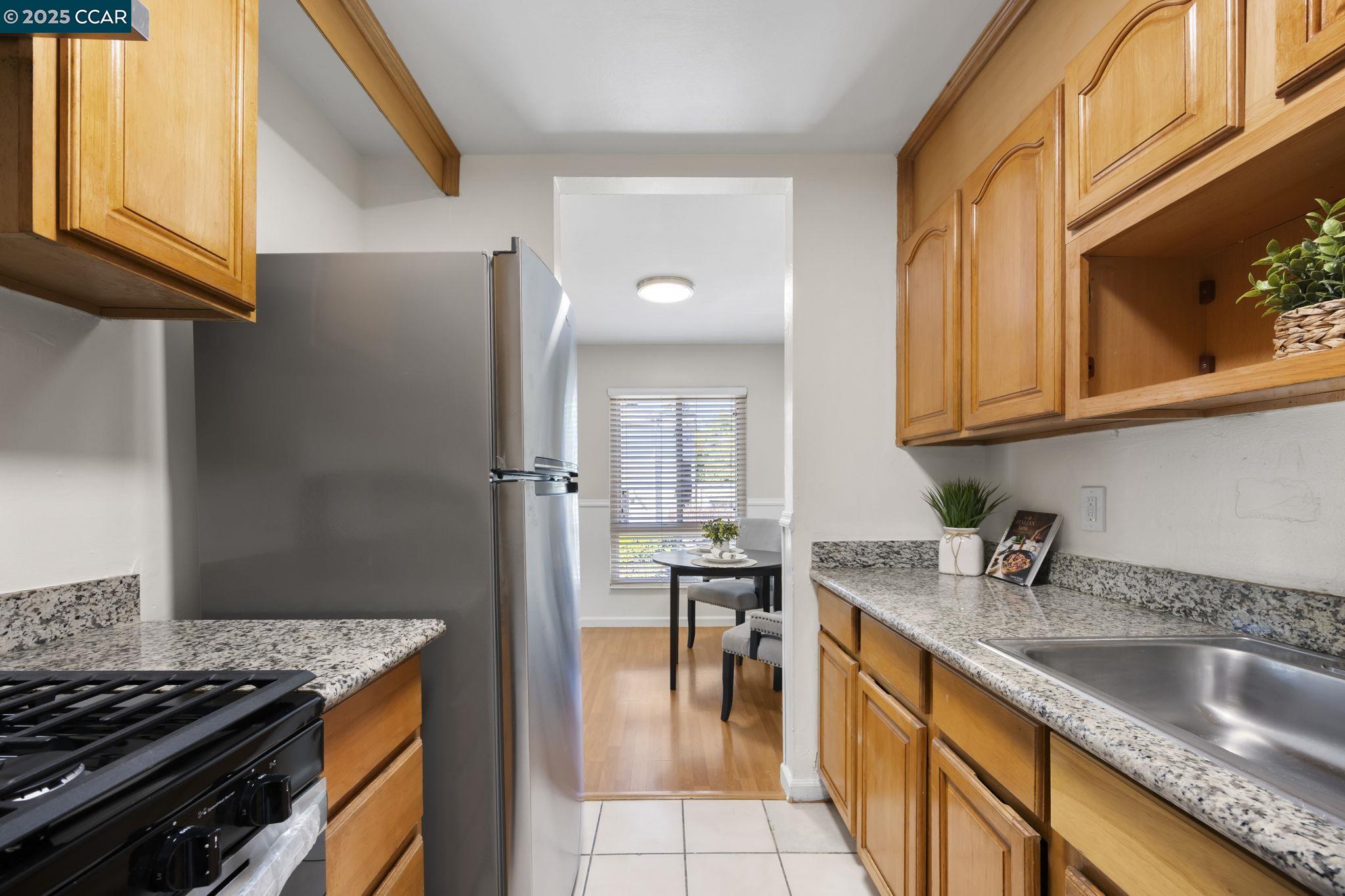 Detail Gallery Image 5 of 18 For 2045 Sierra Rd #2,  Concord,  CA 94518 - 3 Beds | 2/1 Baths