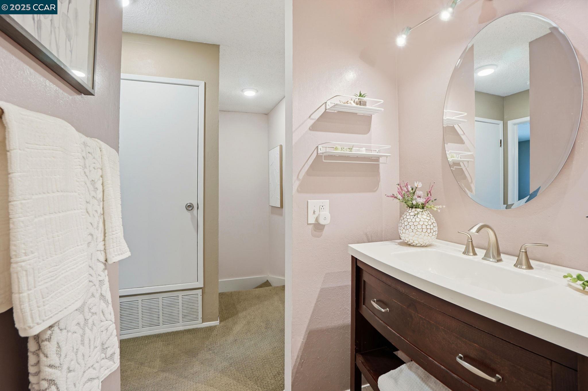 Detail Gallery Image 19 of 31 For 1045 Mohr Ln #B,  Concord,  CA 94518 - 2 Beds | 1/1 Baths