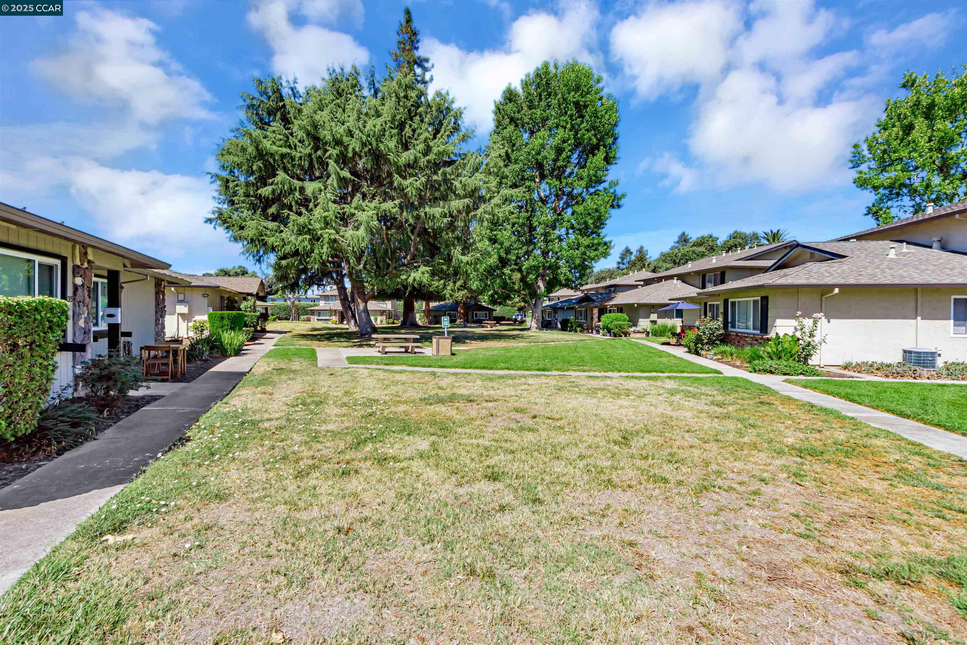 Detail Gallery Image 28 of 31 For 1045 Mohr Ln #B,  Concord,  CA 94518 - 2 Beds | 1/1 Baths