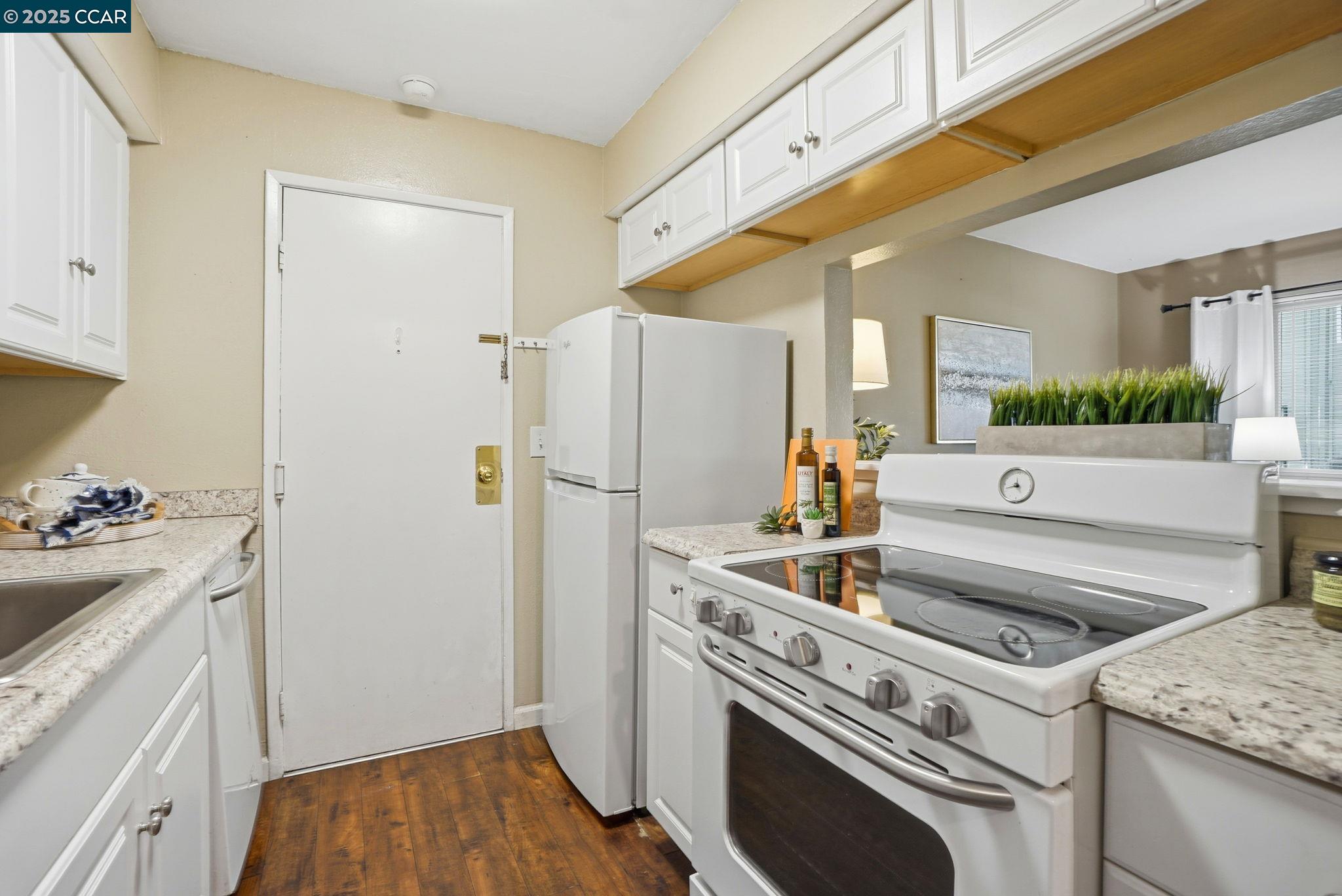 Detail Gallery Image 7 of 31 For 1045 Mohr Ln #B,  Concord,  CA 94518 - 2 Beds | 1/1 Baths