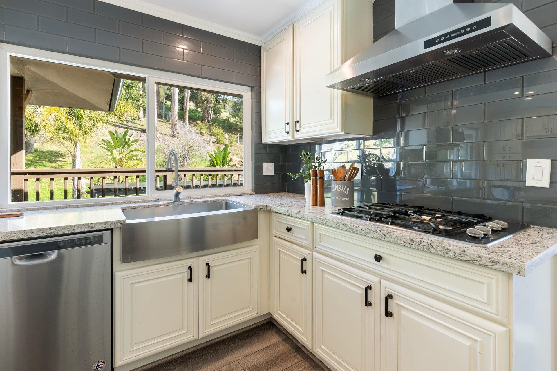 Detail Gallery Image 13 of 50 For 27912 Farm Hill Dr, Hayward,  CA 94542 - 6 Beds | 3 Baths