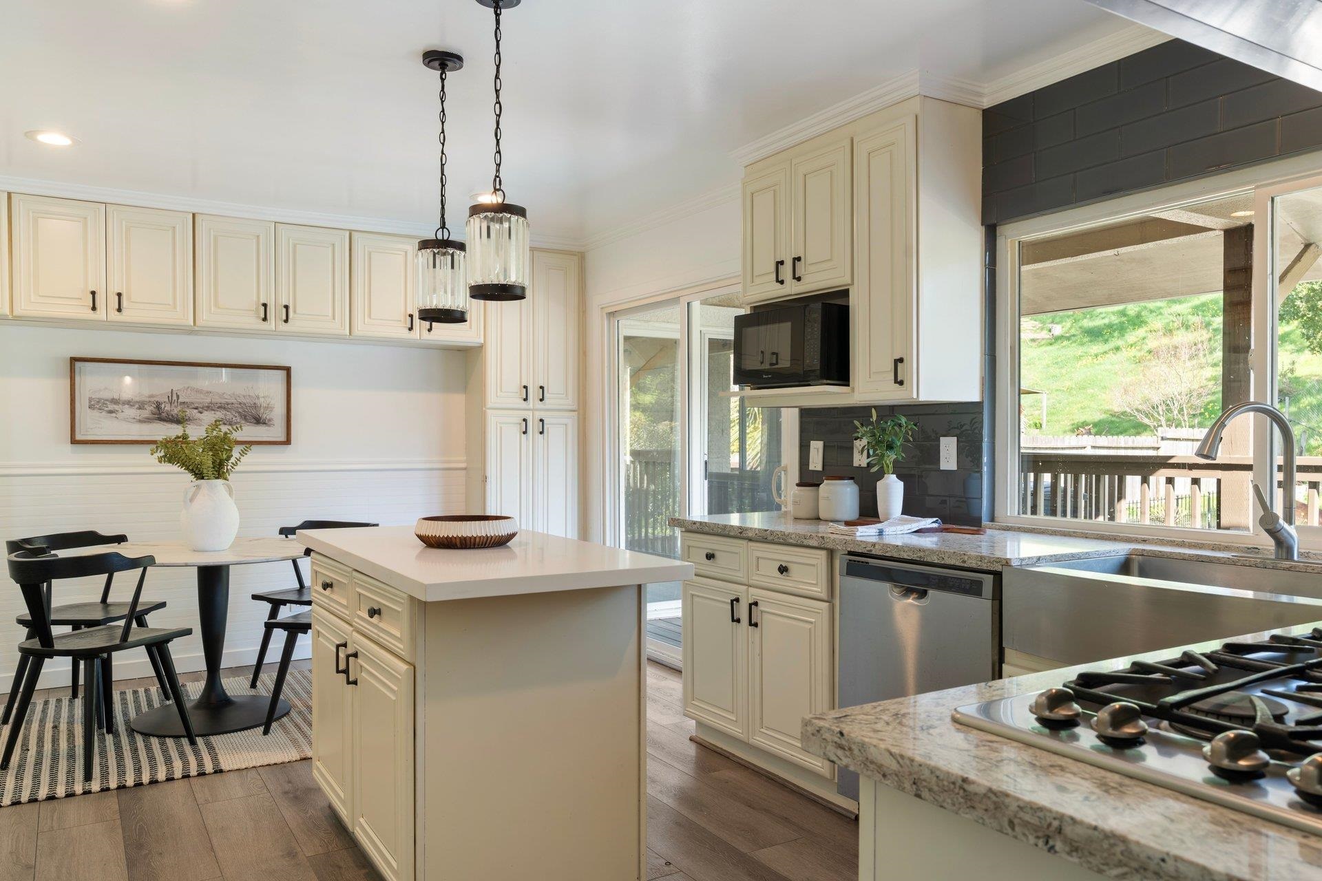 Detail Gallery Image 10 of 50 For 27912 Farm Hill Dr, Hayward,  CA 94542 - 6 Beds | 3 Baths