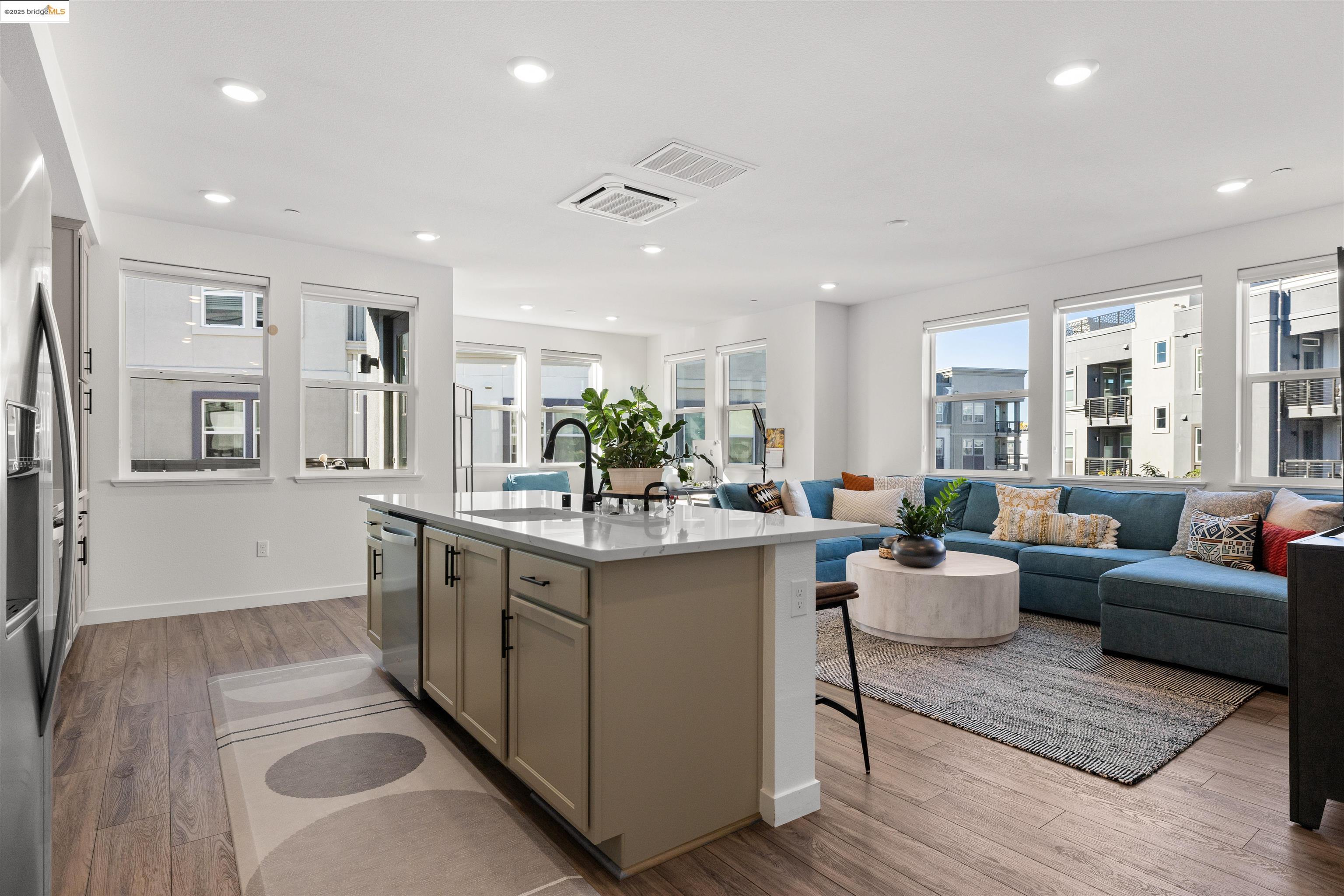 Front Image Thumbnail for EB41119080