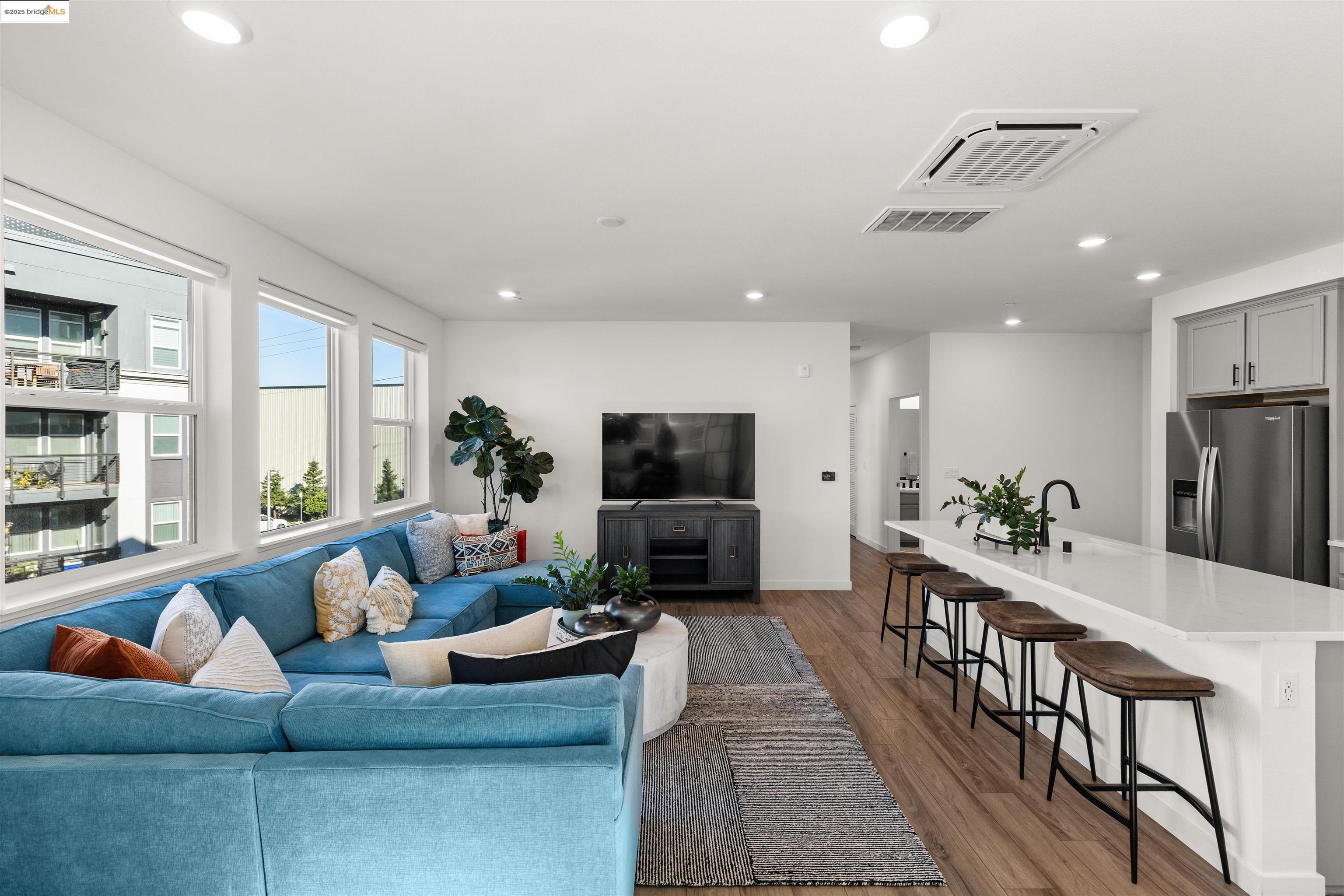 Detail Gallery Image 11 of 36 For 2836 Tradewind Dr, Alameda,  CA 94501 - 2 Beds | 2 Baths