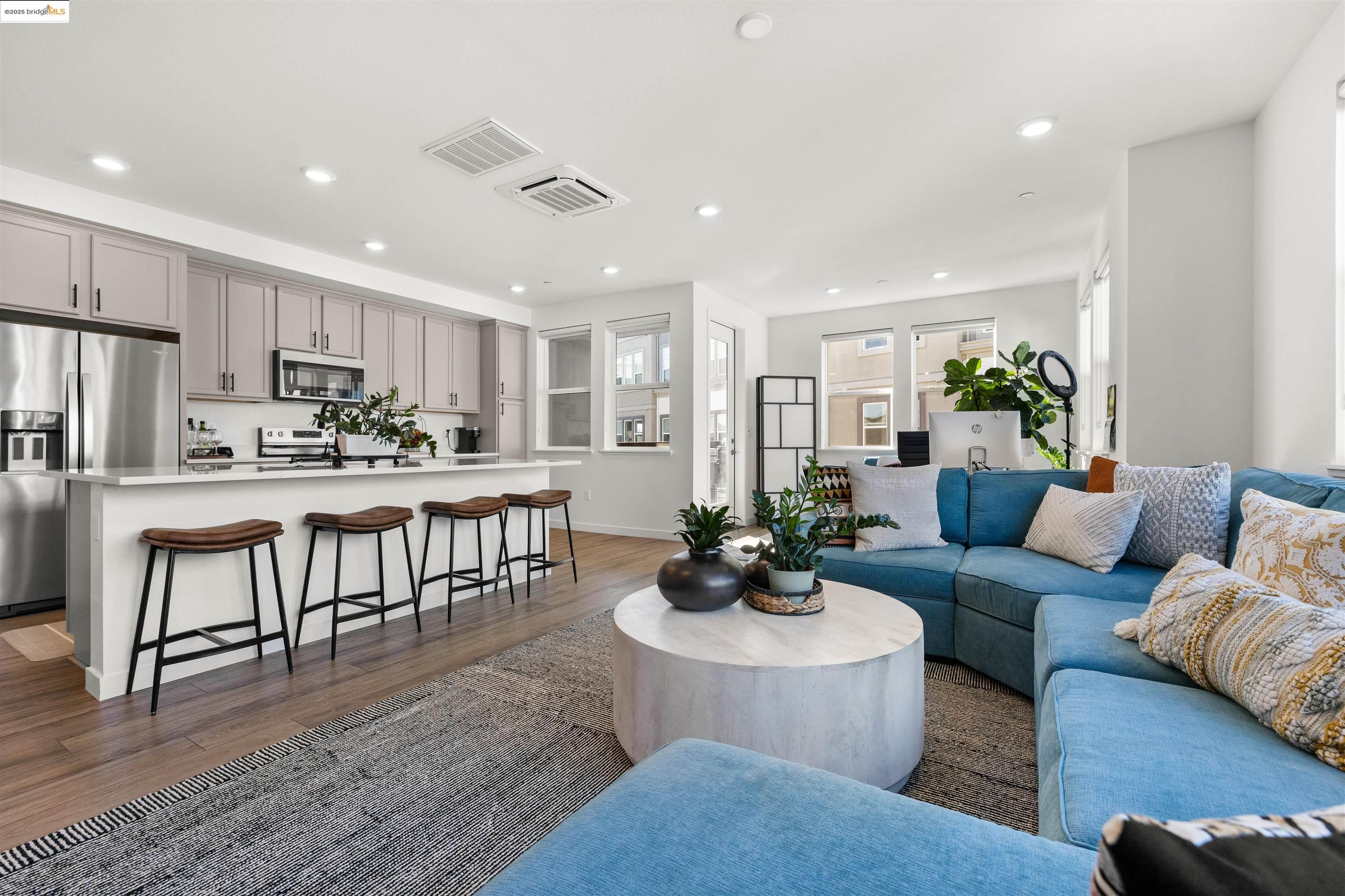 Detail Gallery Image 3 of 36 For 2836 Tradewind Dr, Alameda,  CA 94501 - 2 Beds | 2 Baths