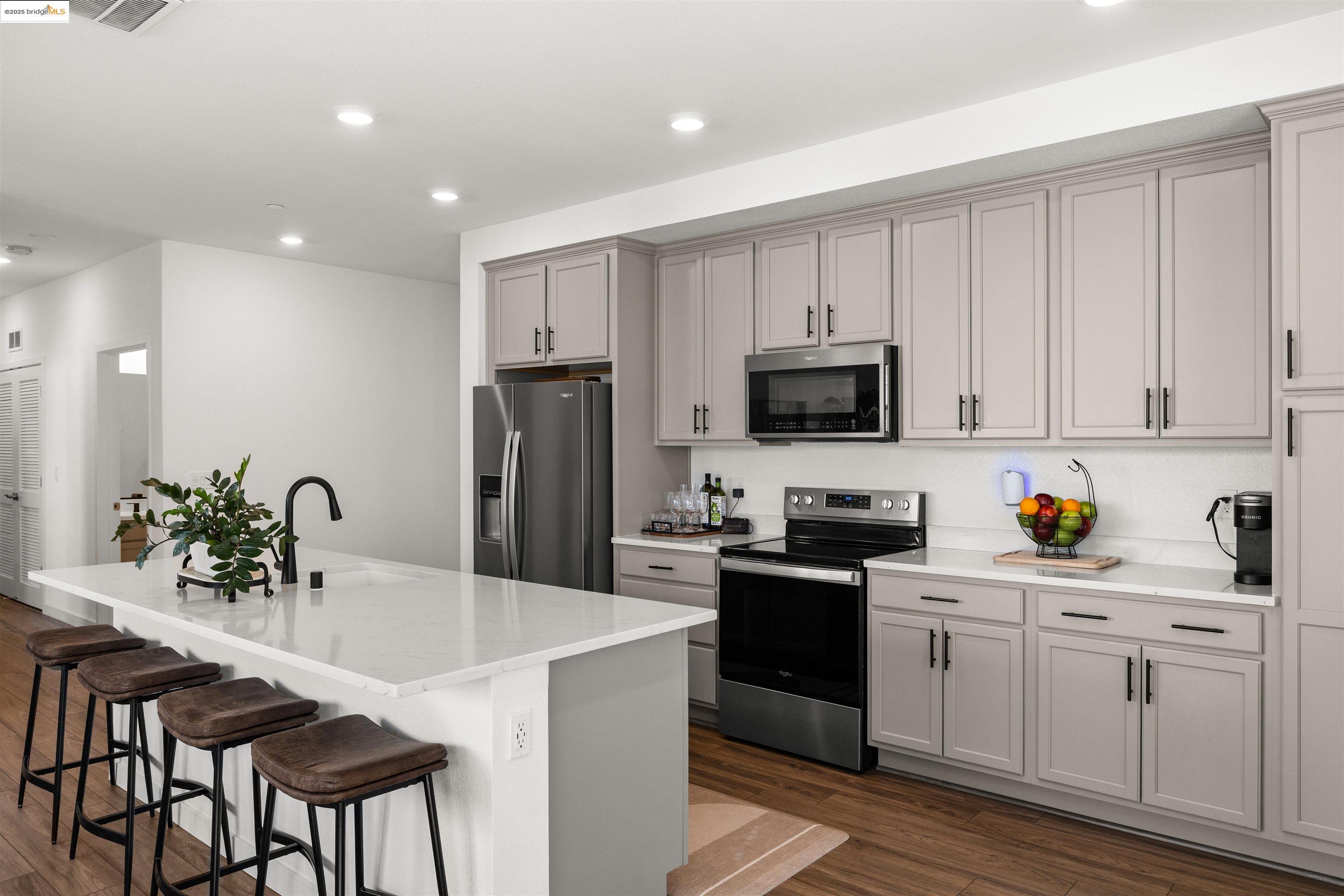 Detail Gallery Image 4 of 36 For 2836 Tradewind Dr, Alameda,  CA 94501 - 2 Beds | 2 Baths