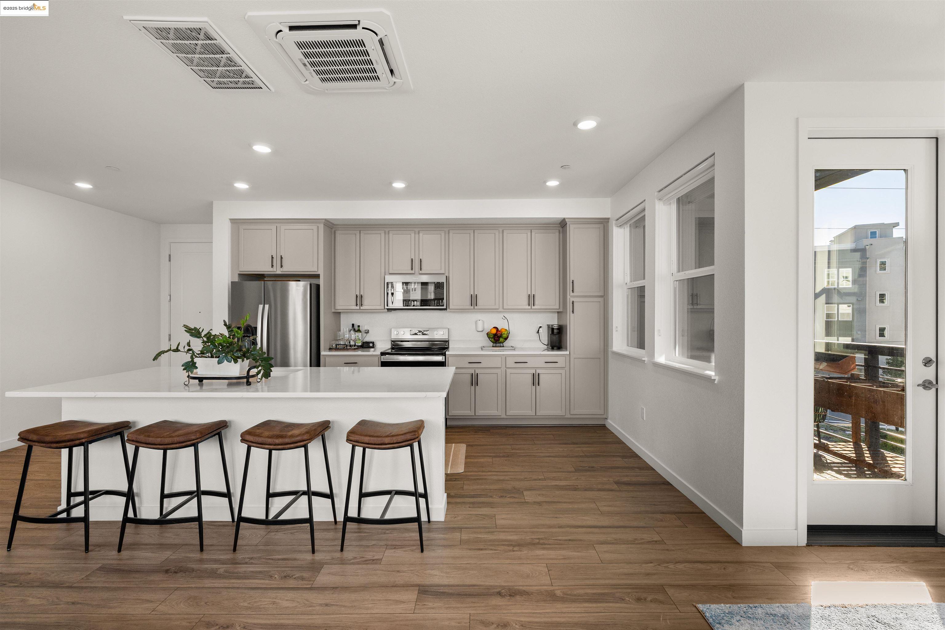 Detail Gallery Image 5 of 36 For 2836 Tradewind Dr, Alameda,  CA 94501 - 2 Beds | 2 Baths