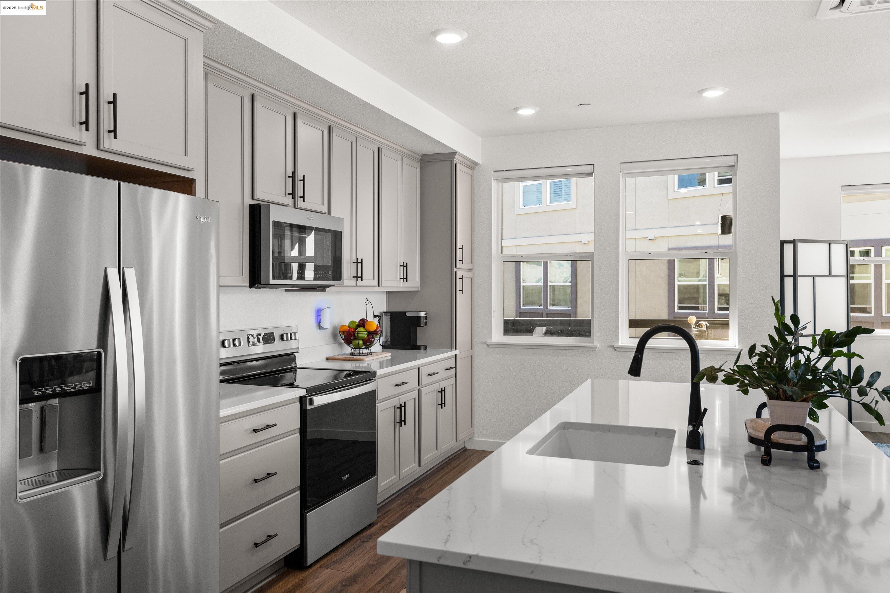 Detail Gallery Image 7 of 36 For 2836 Tradewind Dr, Alameda,  CA 94501 - 2 Beds | 2 Baths