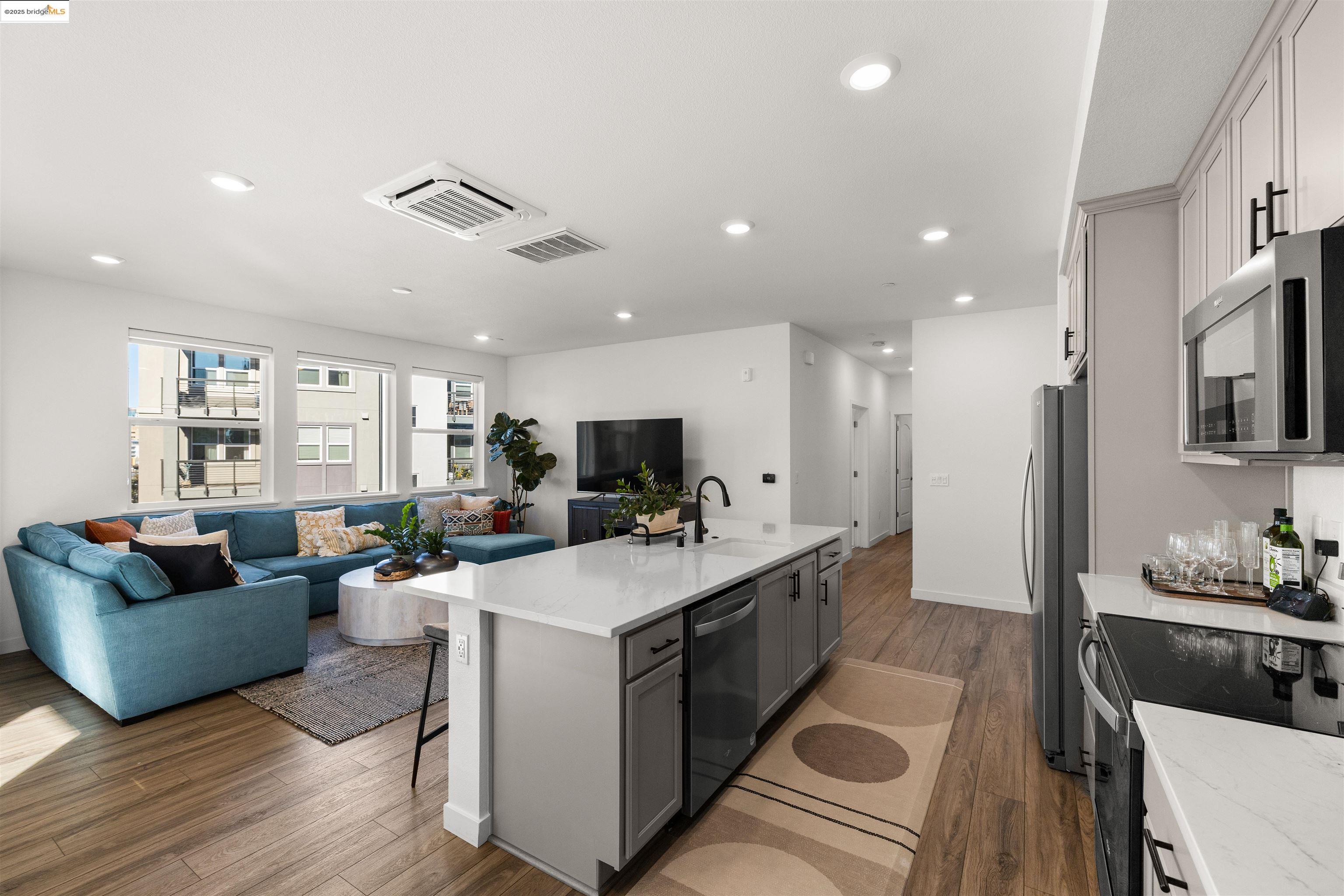 Detail Gallery Image 10 of 36 For 2836 Tradewind Dr, Alameda,  CA 94501 - 2 Beds | 2 Baths