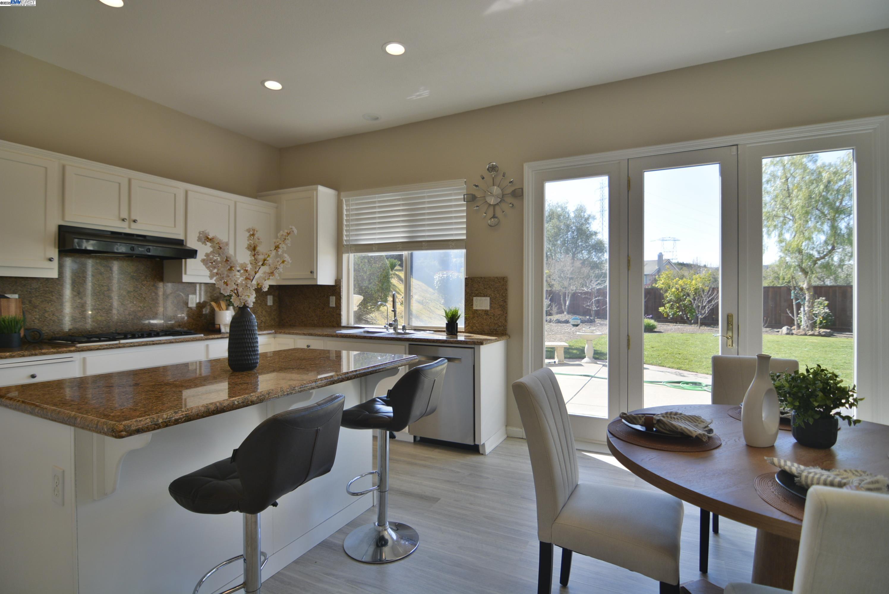 Detail Gallery Image 13 of 38 For 25657 Crestfield Dr, Castro Valley,  CA 94552 - 5 Beds | 3 Baths