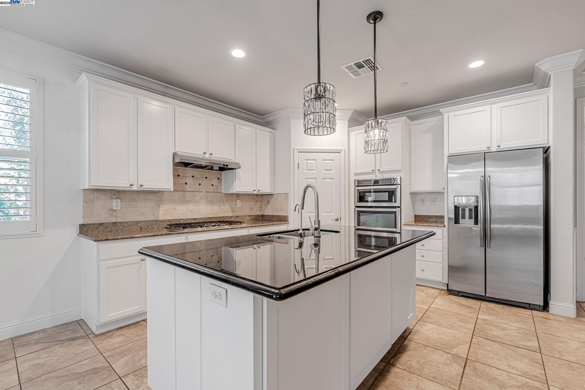 Detail Gallery Image 1 of 27 For 2491 Redbud Way, Manteca,  CA 95336 - 3 Beds | 2 Baths