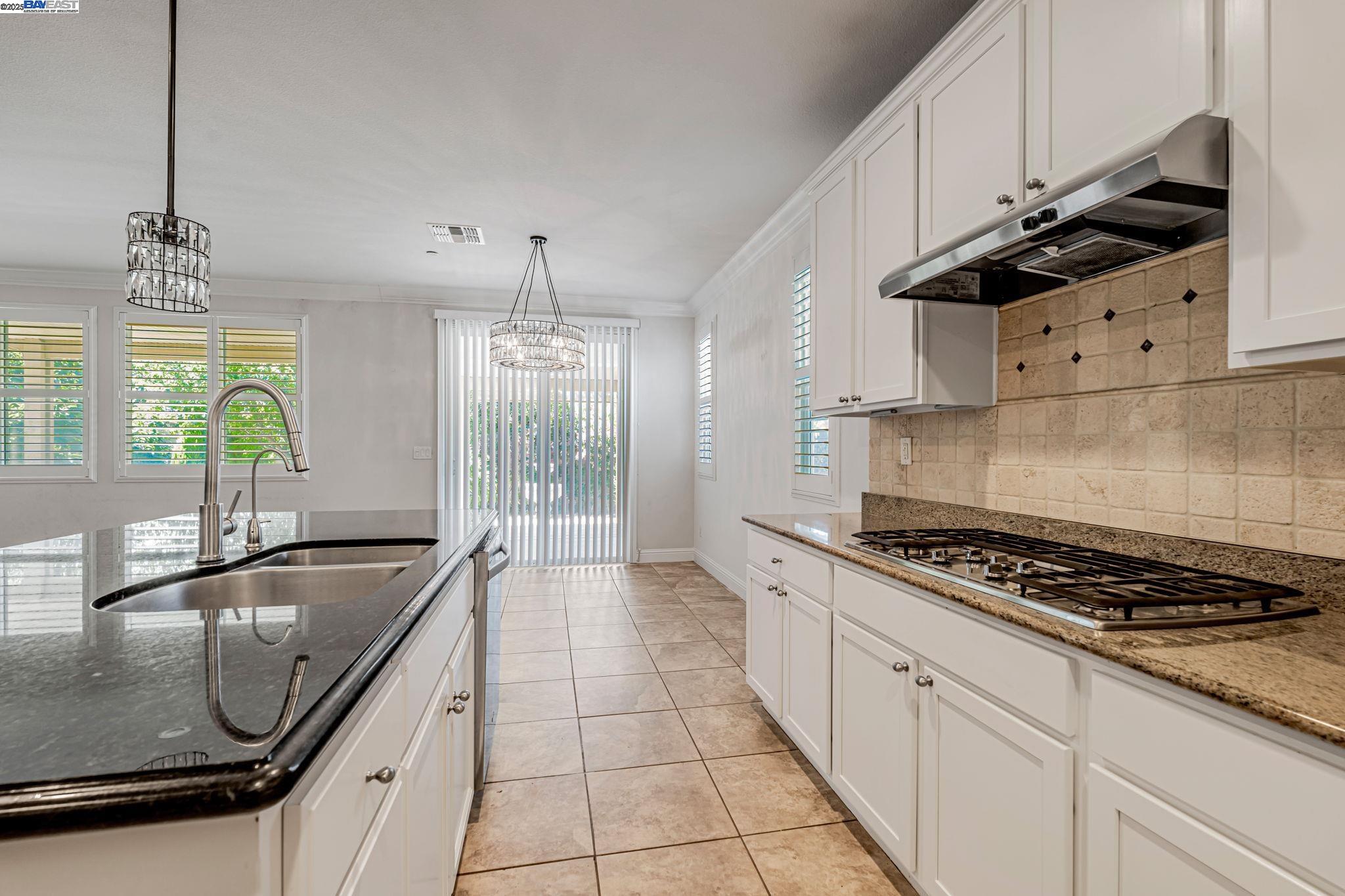 Detail Gallery Image 3 of 27 For 2491 Redbud Way, Manteca,  CA 95336 - 3 Beds | 2 Baths