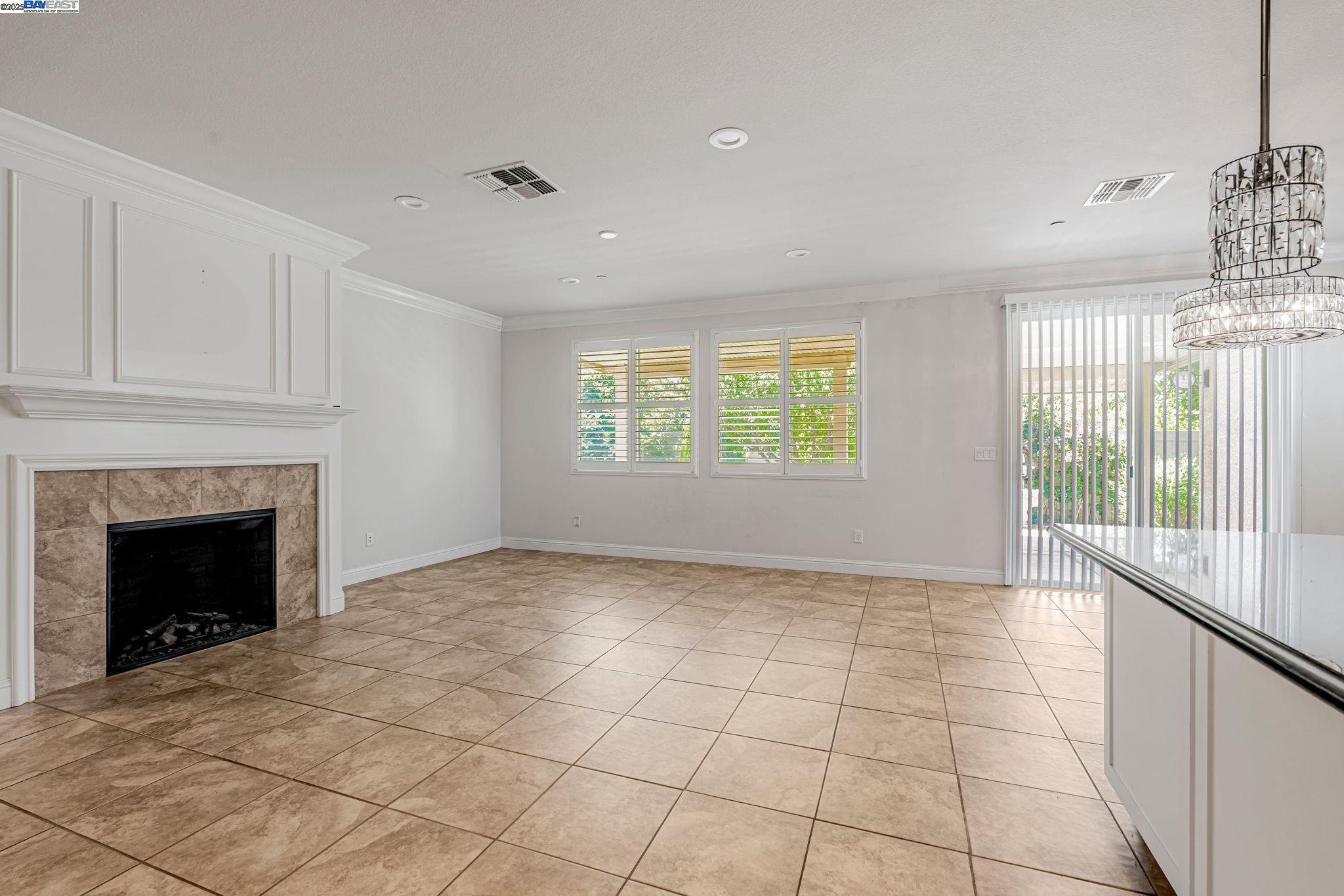 Detail Gallery Image 4 of 27 For 2491 Redbud Way, Manteca,  CA 95336 - 3 Beds | 2 Baths