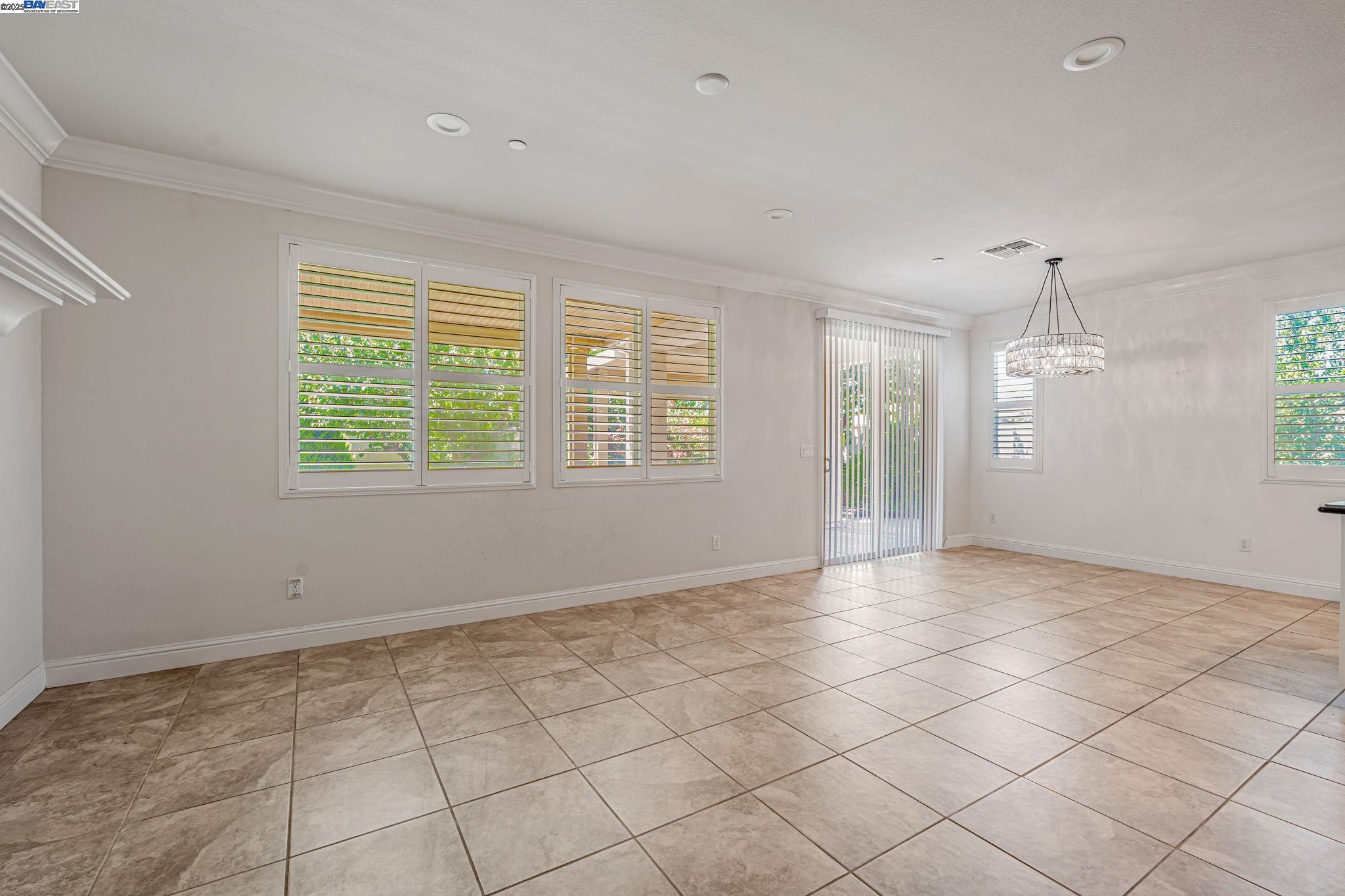 Detail Gallery Image 5 of 27 For 2491 Redbud Way, Manteca,  CA 95336 - 3 Beds | 2 Baths