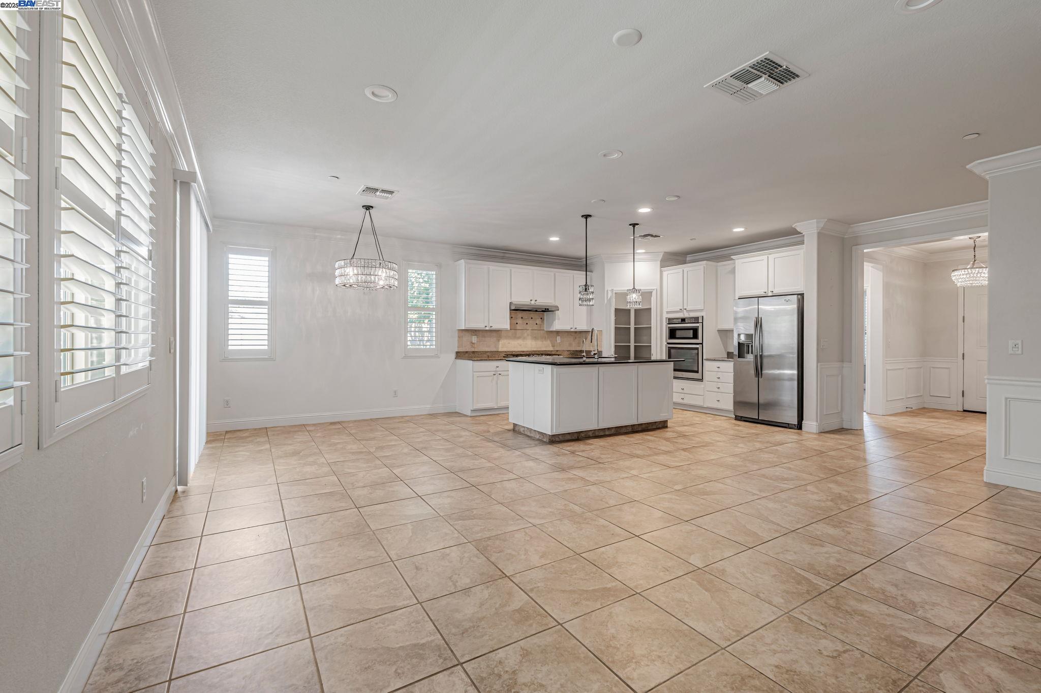 Detail Gallery Image 5 of 27 For 2491 Redbud Way, Manteca,  CA 95336 - 3 Beds | 2 Baths